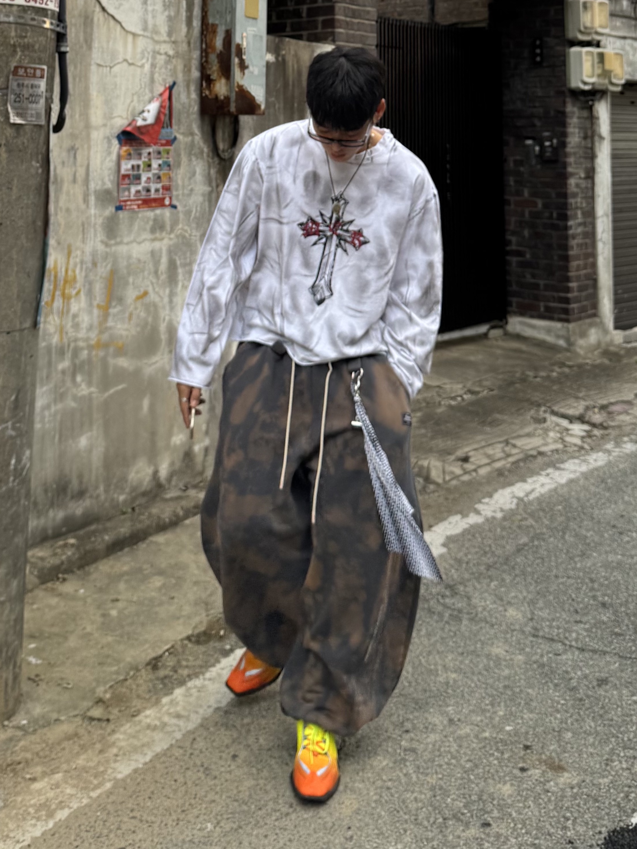 Nike x Martine Rose Shox MR4 Safety Orange 착용 스타일 - 1