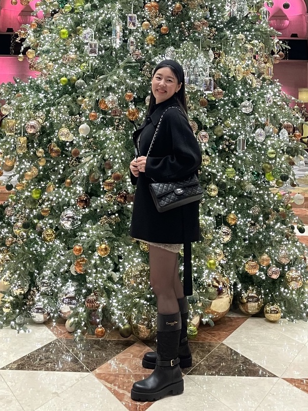 (W) Dior D Town Boots Calfskin And Cannage Motif Embroidered Nylon Black, Chanel Medium Classic Handbag Grained Calfskin & Silver Black 착용 스타일 - 2