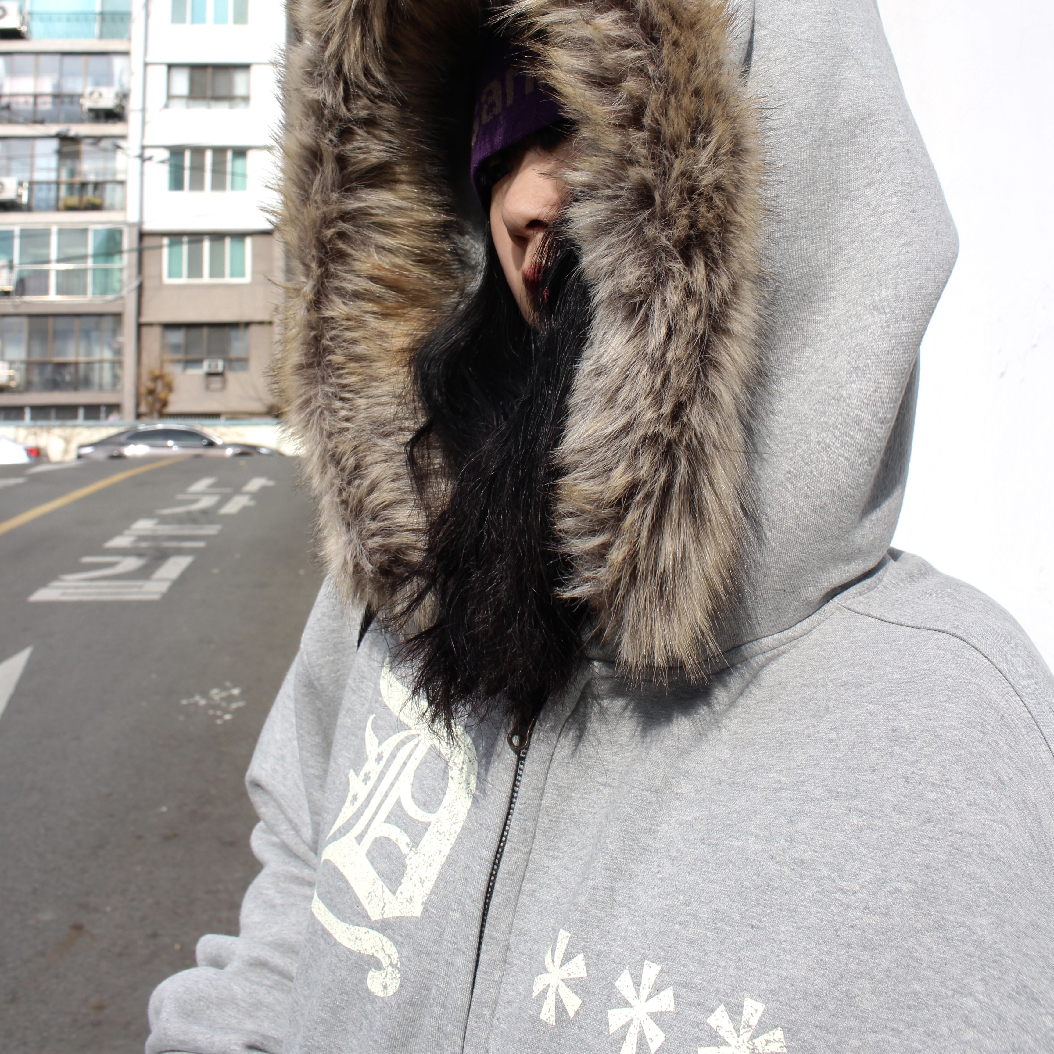 AMOU Fur Hoodie Zip Up Gray, AMOU Fur Hoodie Zip Up Black 착용 스타일 - 6