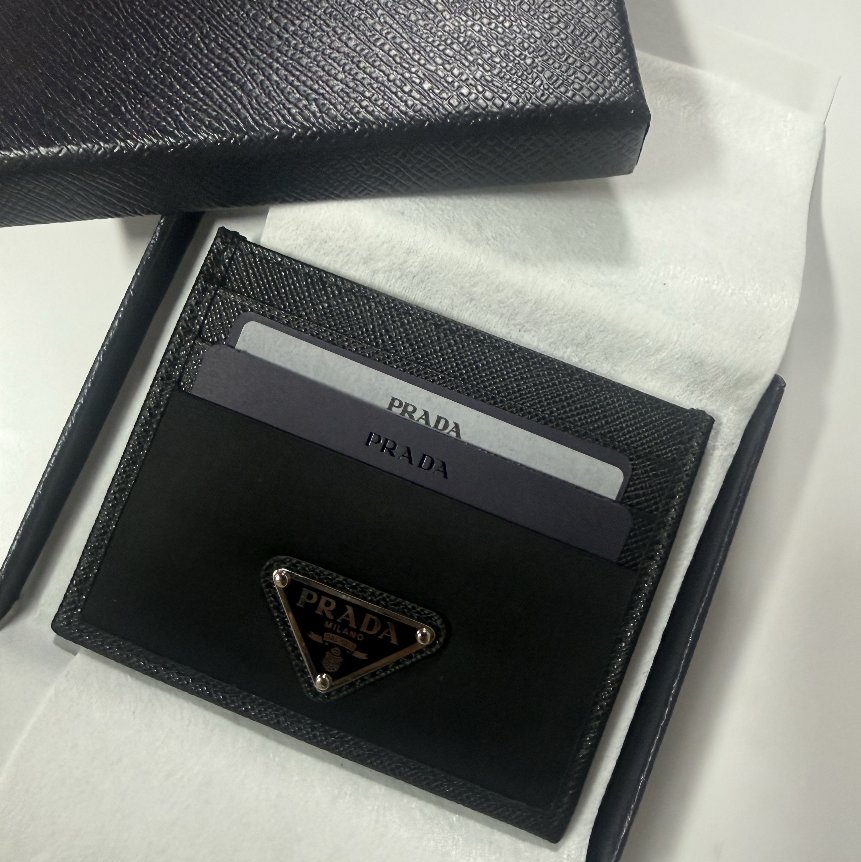 Prada Re-Nylon Saffiano Leather Card Holder Black 착용 스타일