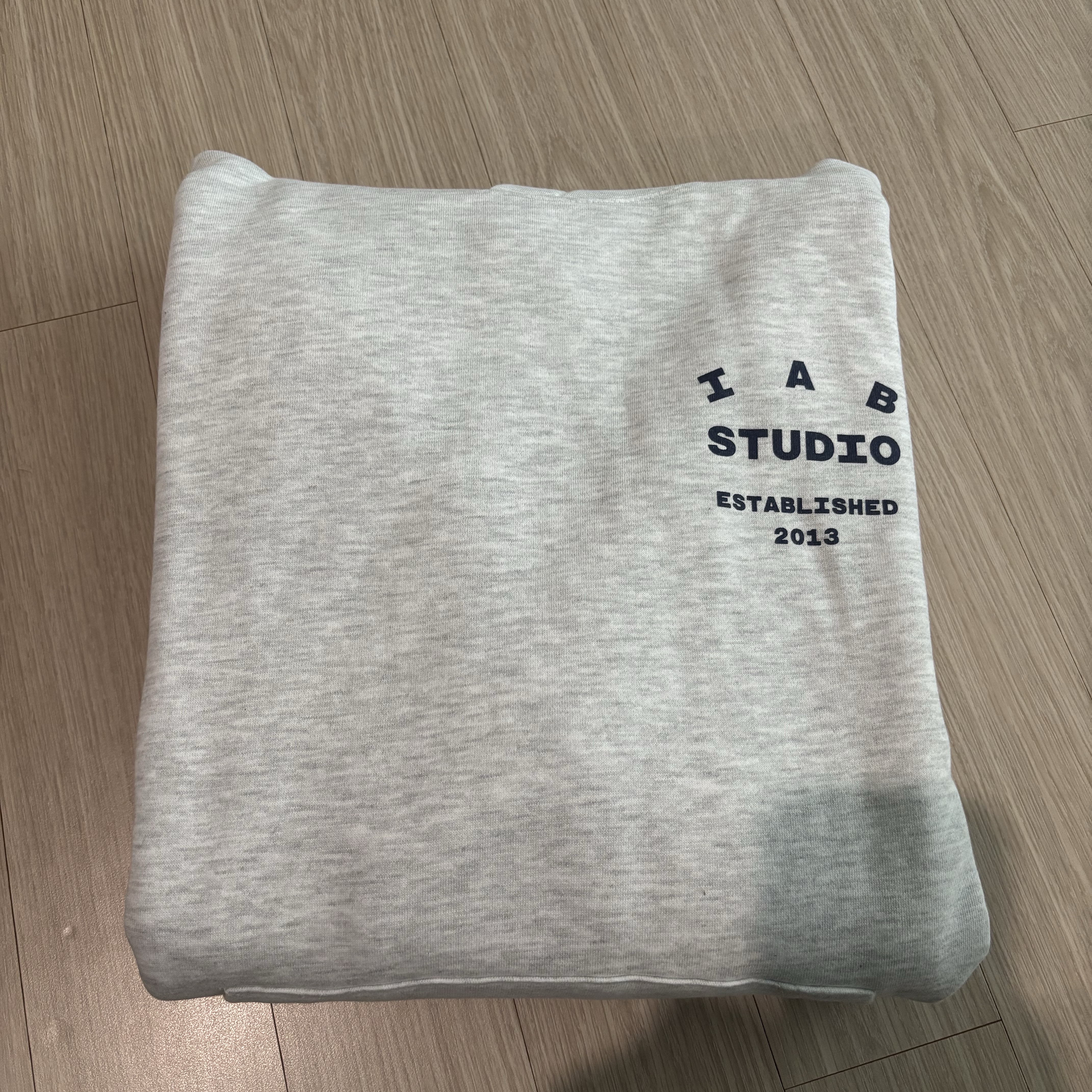 IAB Studio 25 Hoodie Light Gray Navy 착용 스타일