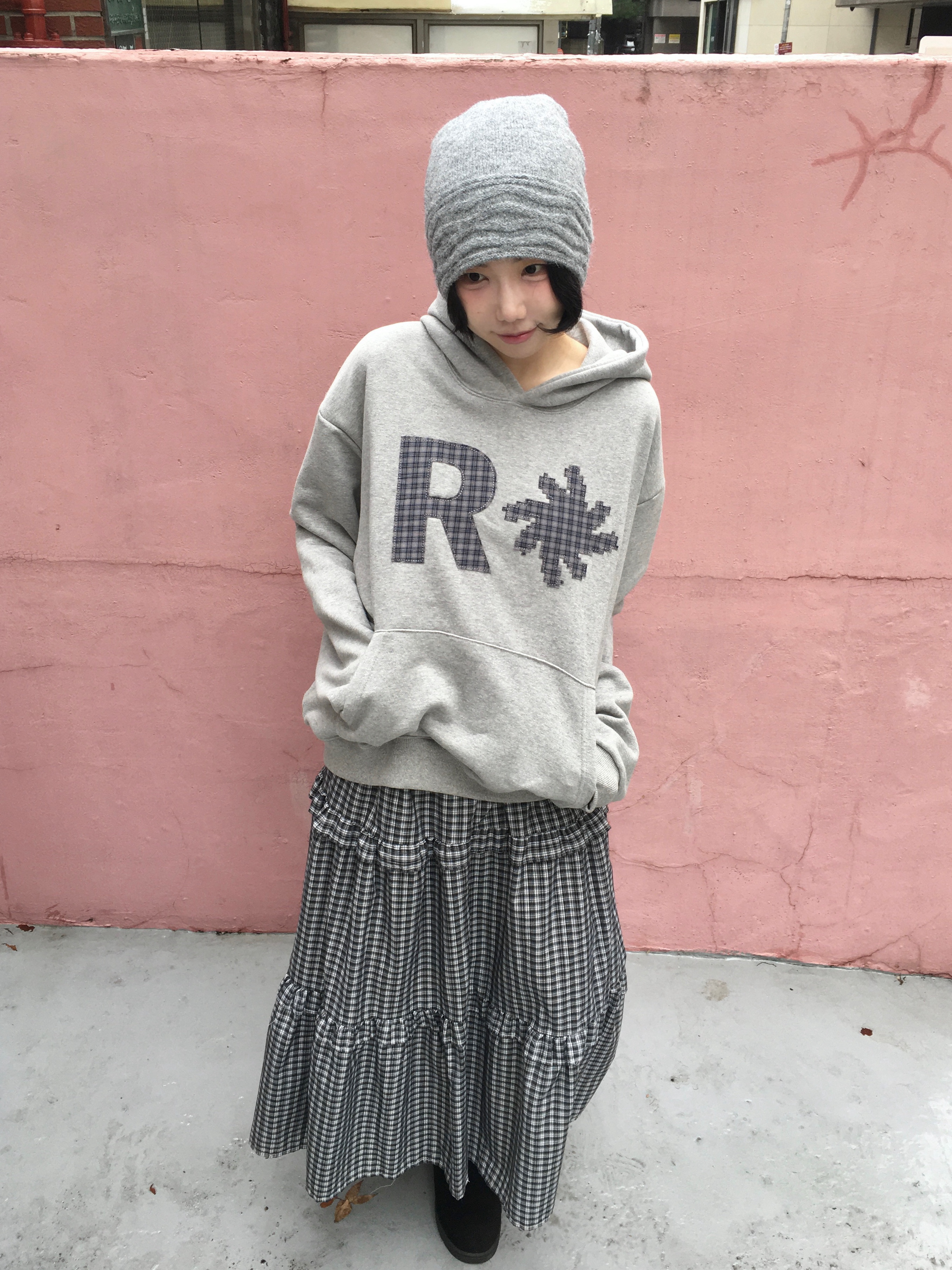 SLOW RECORD HOUSE Check Patch Hoodie Grey 착용 스타일 - 2