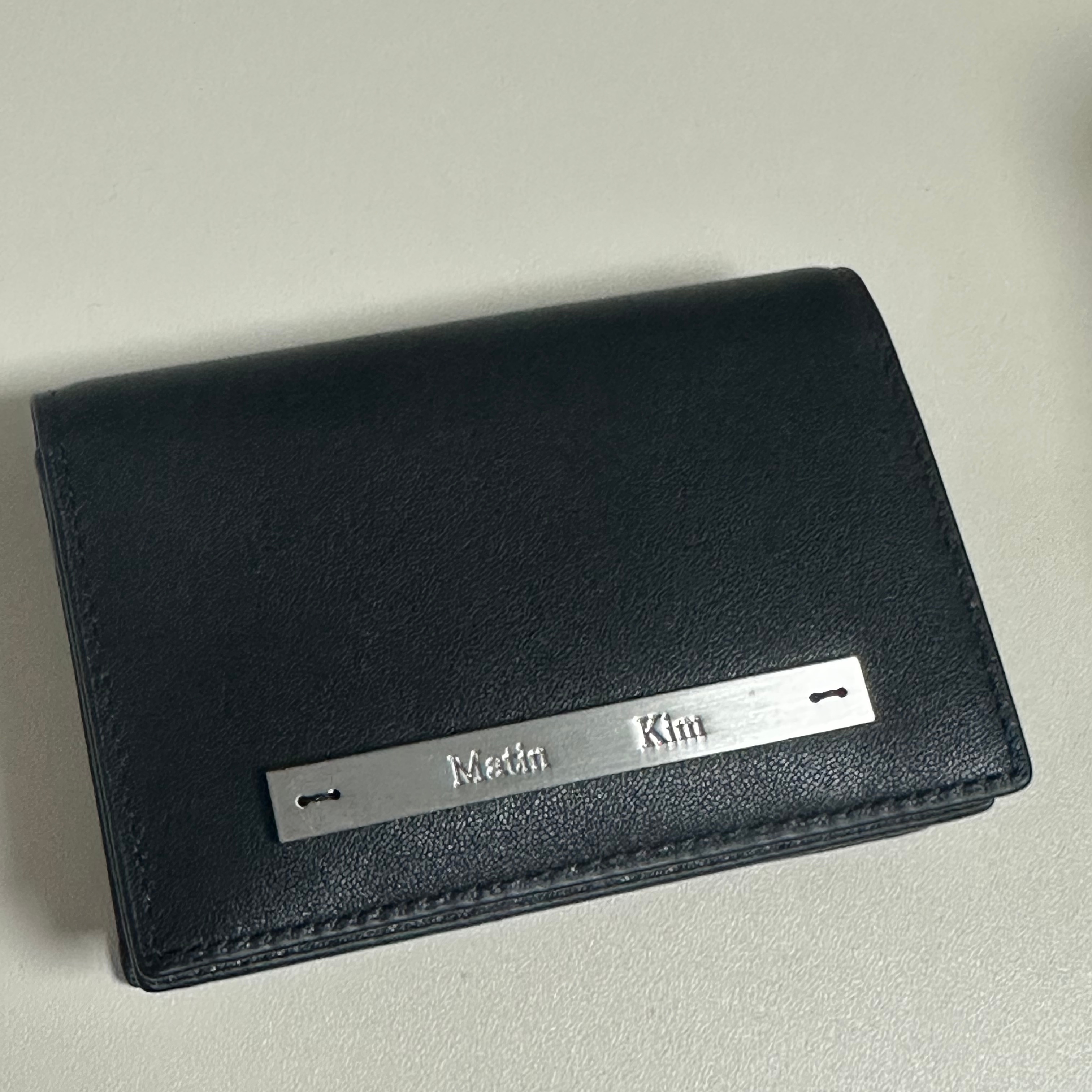Matin Kim Slim Metal Business Wallet Black 착용 스타일 - 1