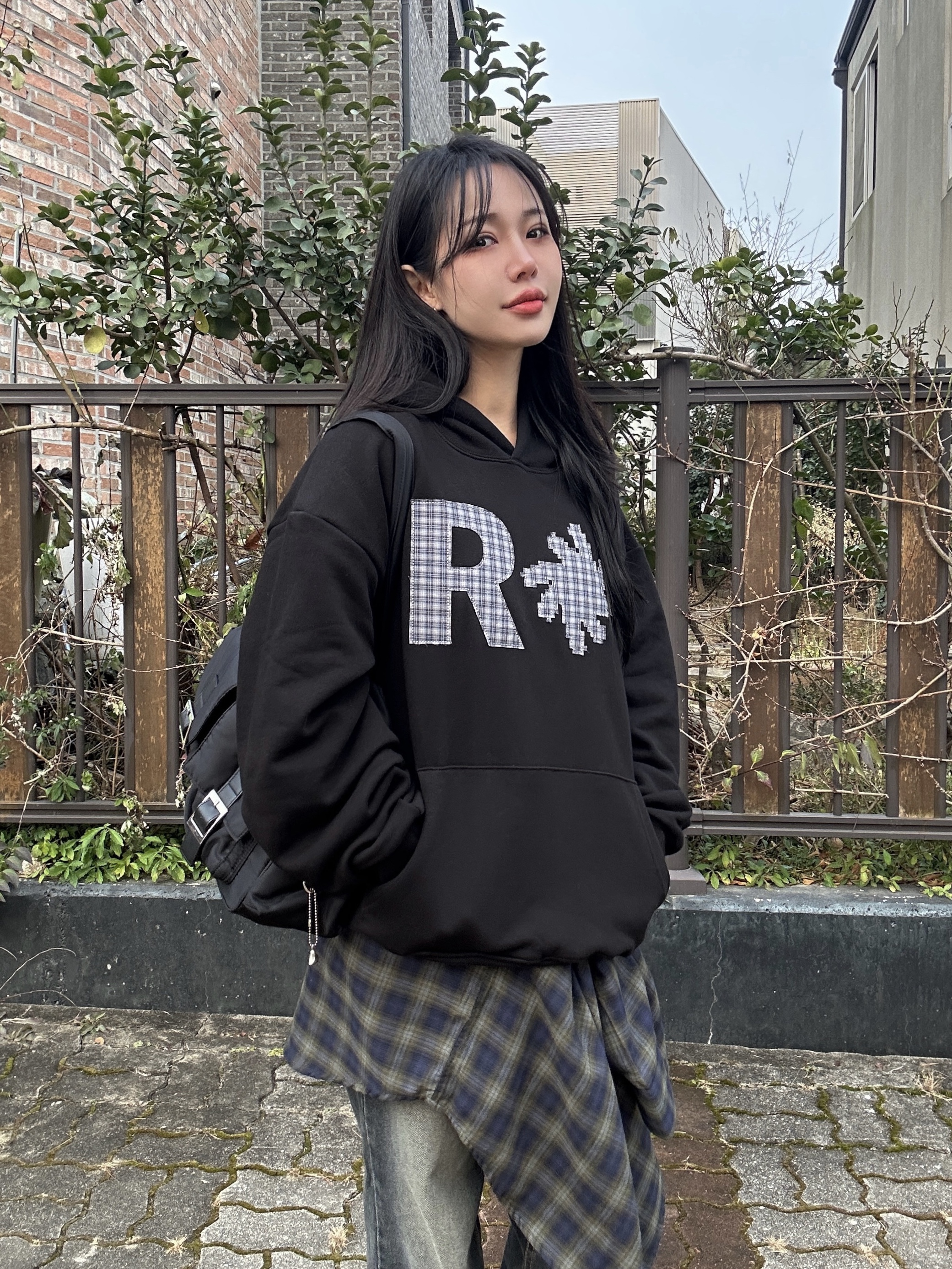 SLOW RECORD HOUSE Check Patch Hoodie Black 착용 스타일 - 4