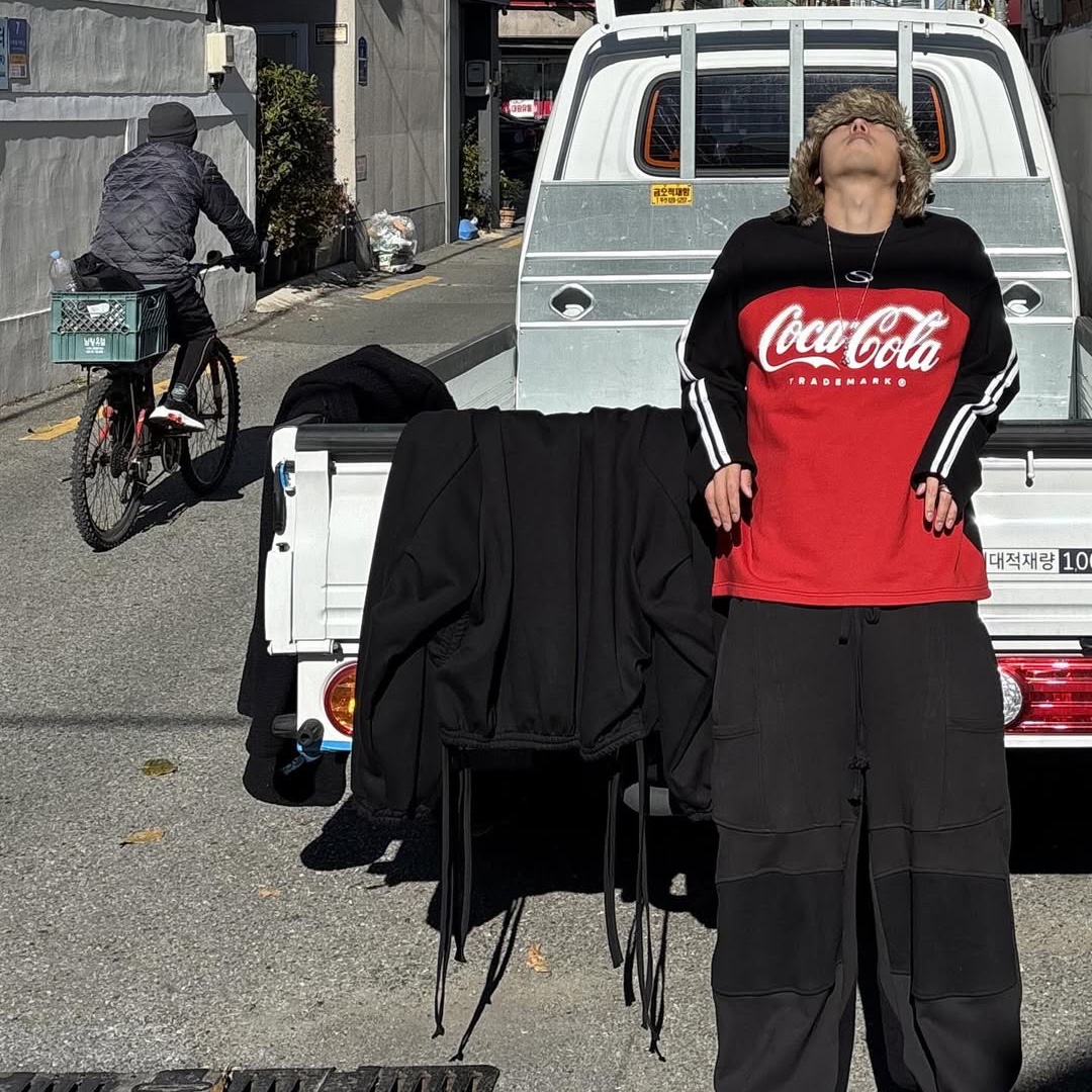 SPORT CHAMBER x Coca-Cola Crew T-shirt Black 착용 스타일 - 1
