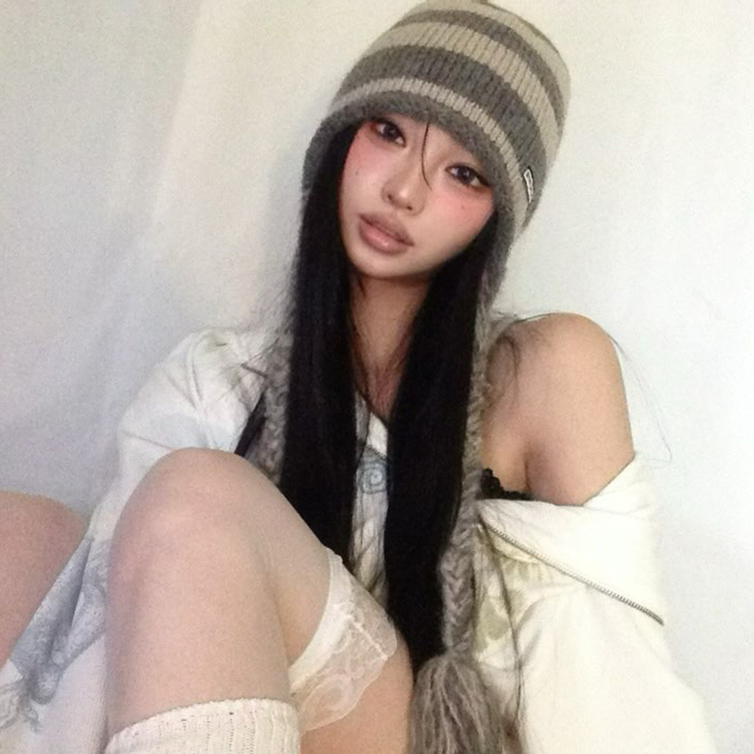 Thevinylhouse Ear Flap Stripe Beanie Grey 착용 스타일