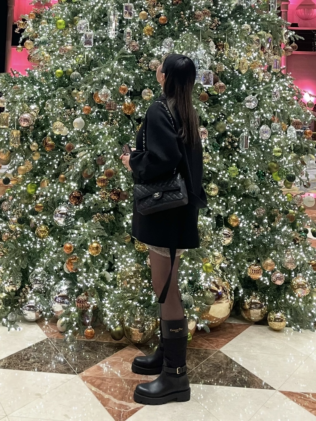 (W) Dior D Town Boots Calfskin And Cannage Motif Embroidered Nylon Black, Chanel Medium Classic Handbag Grained Calfskin & Silver Black 착용 스타일 - 1