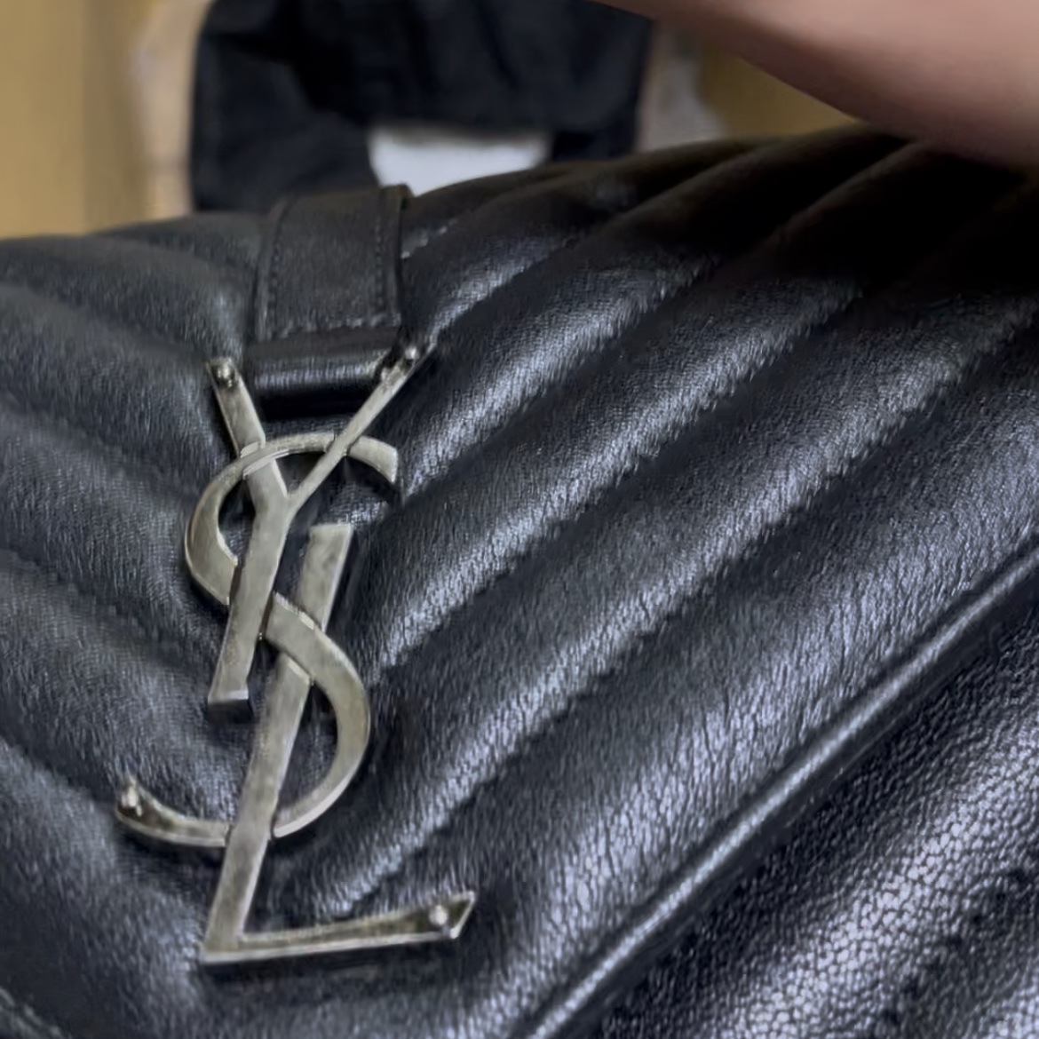 Saint Laurent Silver Monogram College Medium Chain Bag in Matelasse Leather Black 착용 스타일 - 2