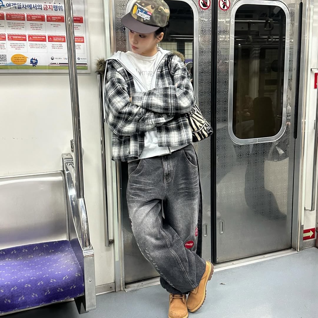 SPORT CHAMBER x Coca-Cola Balloon Denim Pants Black, SPORT CHAMBER SC Fur Hood Shirt Black 착용 스타일 - 2