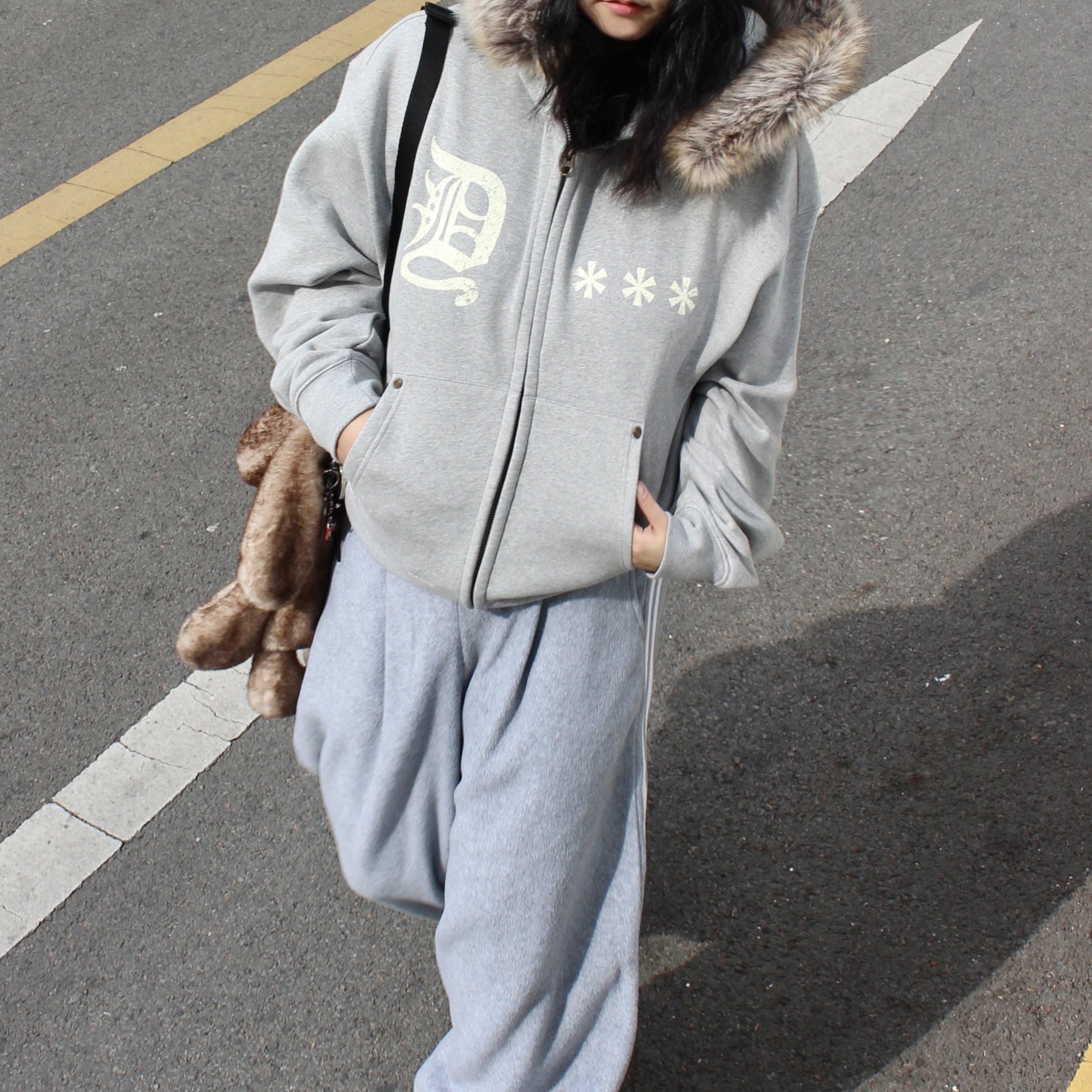 AMOU Fur Hoodie Zip Up Gray, AMOU Fur Hoodie Zip Up Black 착용 스타일 - 4