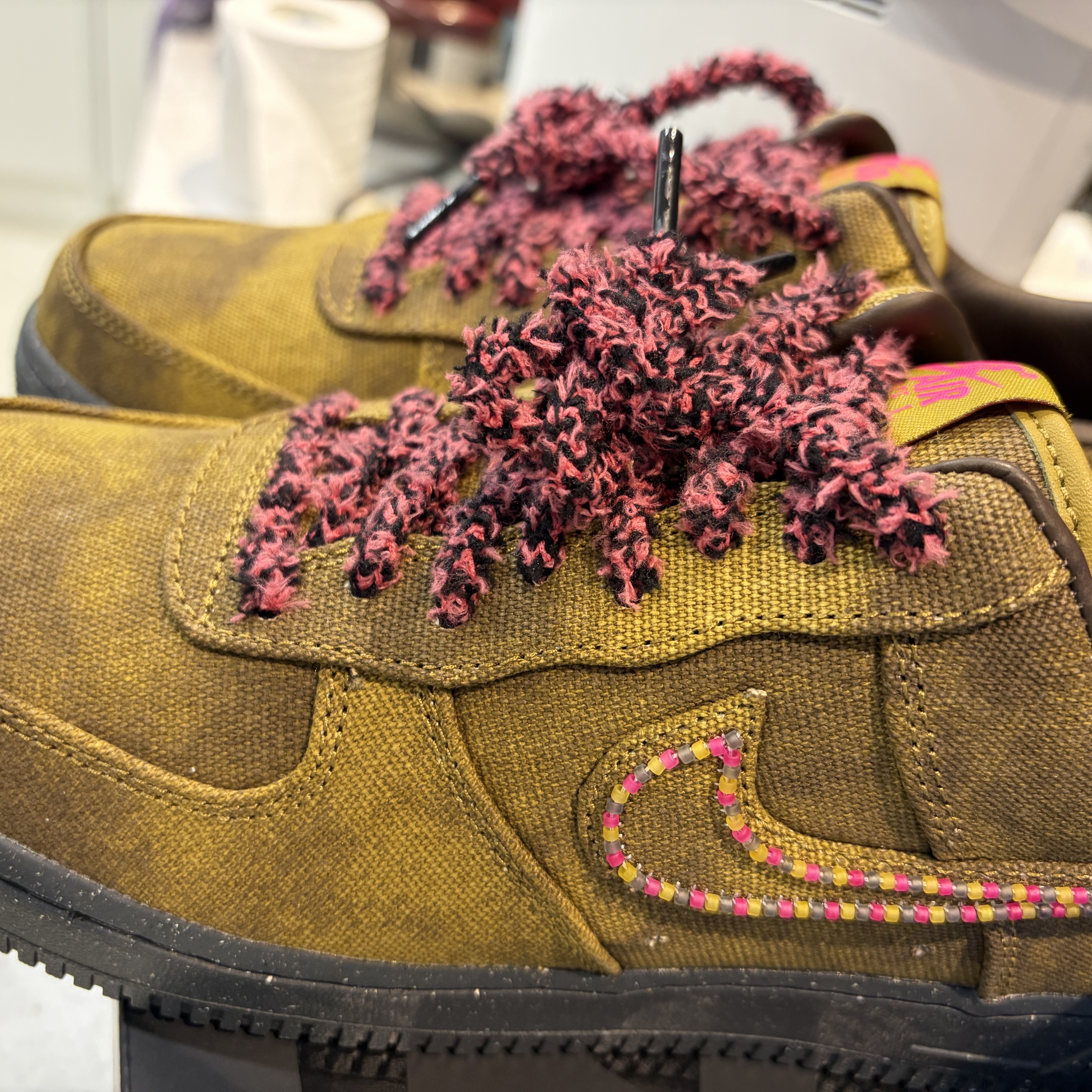 Nike Air Force 1 '07 Low Boucle Baroque Brown and Desert Moss 착용 스타일