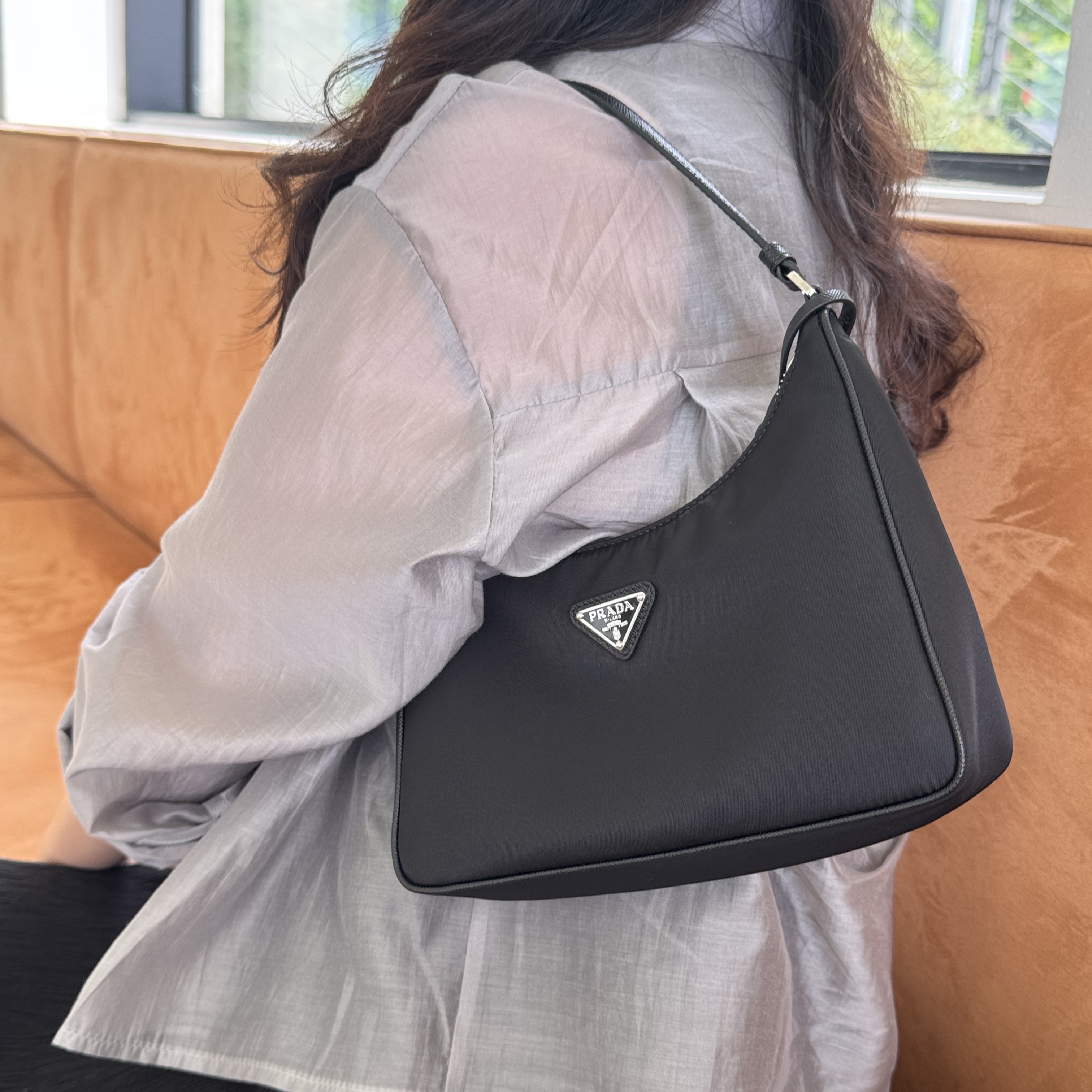 Prada Re-Edition 2005 Re-Nylon and Saffiano Mini Bag Black 착용 스타일 - 1