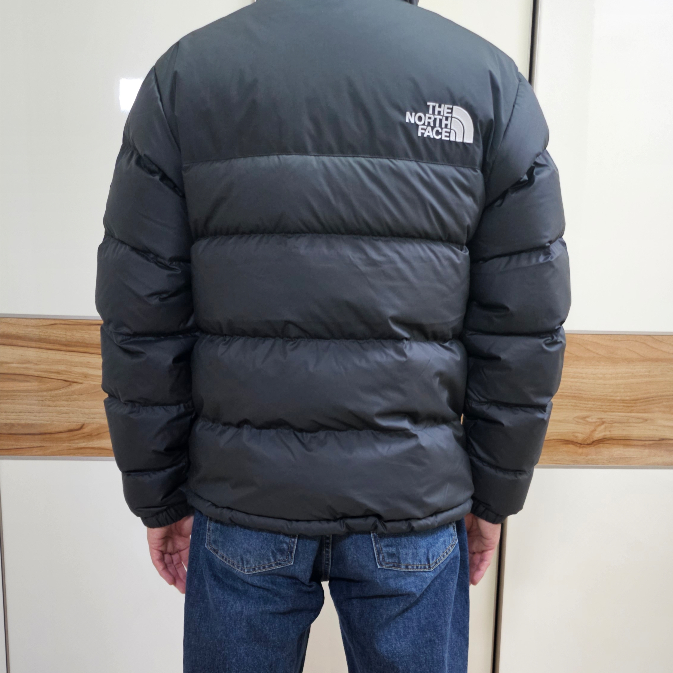 The North Face 1992 Nuptse Jacket Charcoal 착용 스타일 - 1