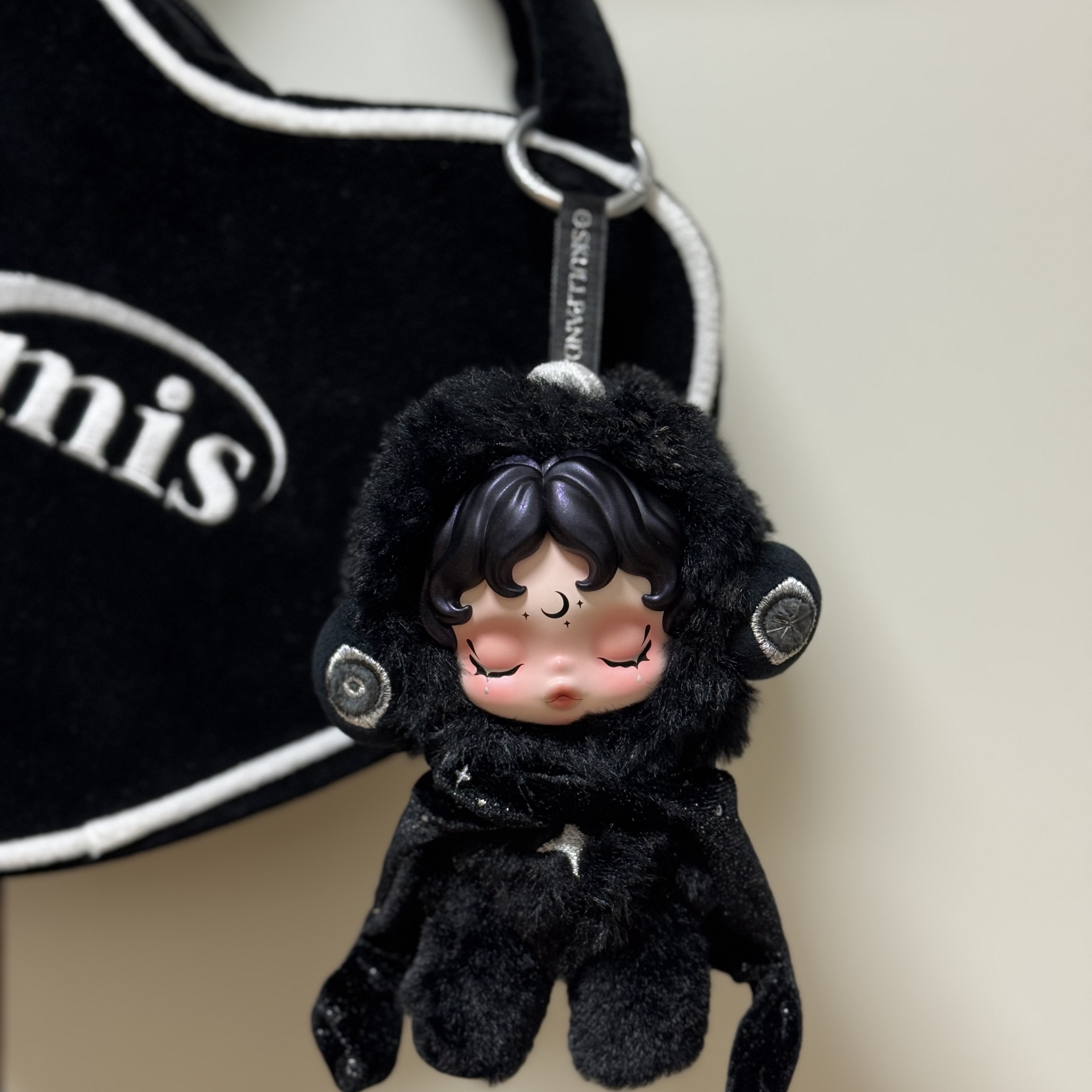 Pop Mart Skullpanda You Found Me ! Series Plush Doll Pendant Darkness (Opened Case), Pop Mart Crybaby Vacation Mode On Series Vinyl Plush Pendant Let's Surf (Opened Case) 착용 스타일 - 1