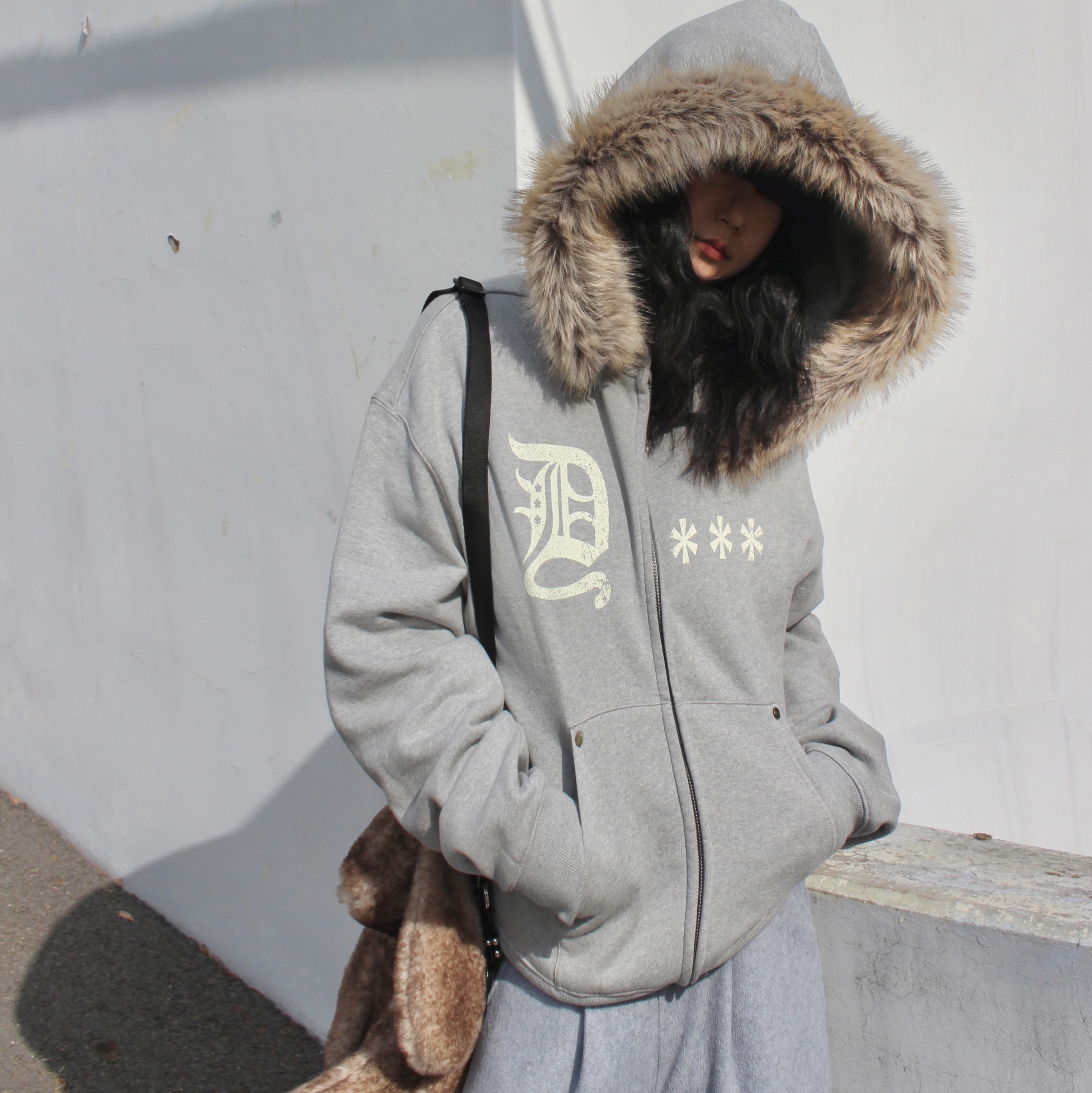 AMOU Fur Hoodie Zip Up Gray, AMOU Fur Hoodie Zip Up Black 착용 스타일 - 3