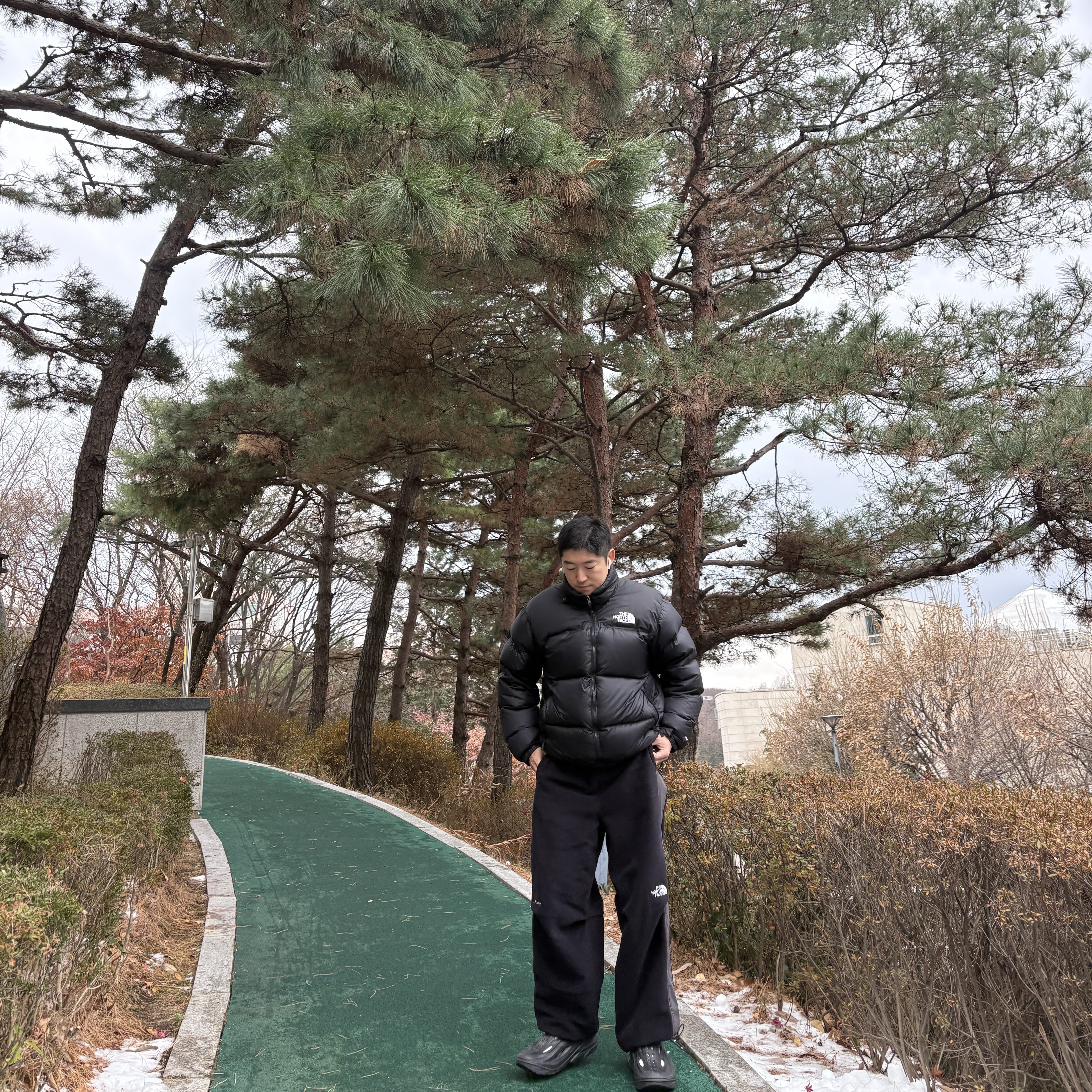 Apple AirPods 2nd Gen (Korean Ver.), The North Face 1996 Retro Nuptse Down Jacket TNF Black 착용 스타일