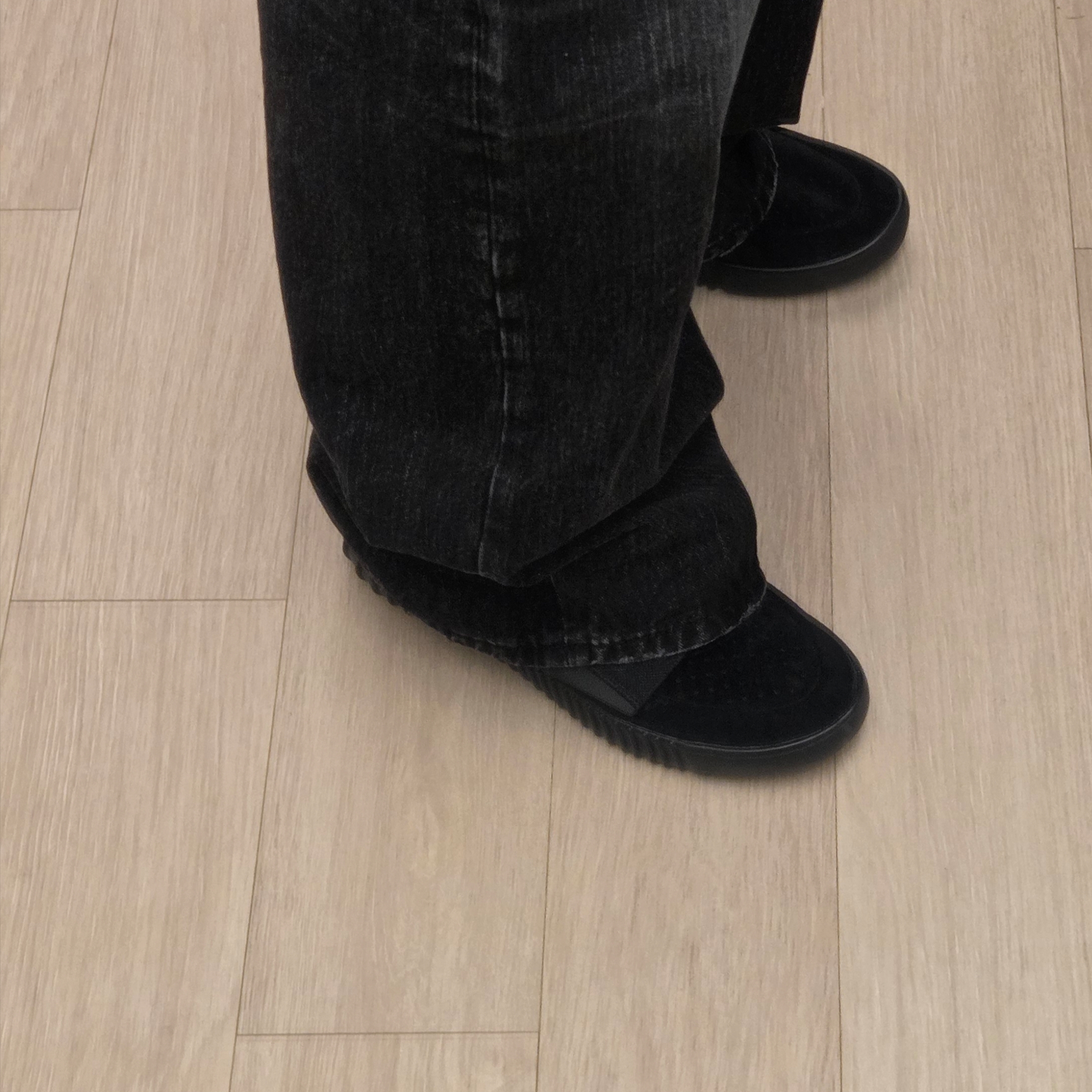 Adidas Yeezy Boost 750 Triple Black 착용 스타일