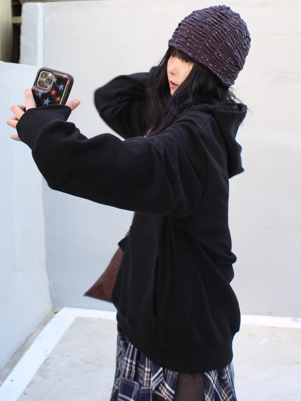 SLOW RECORD HOUSE Check Patch Hoodie Black 착용 스타일 - 7