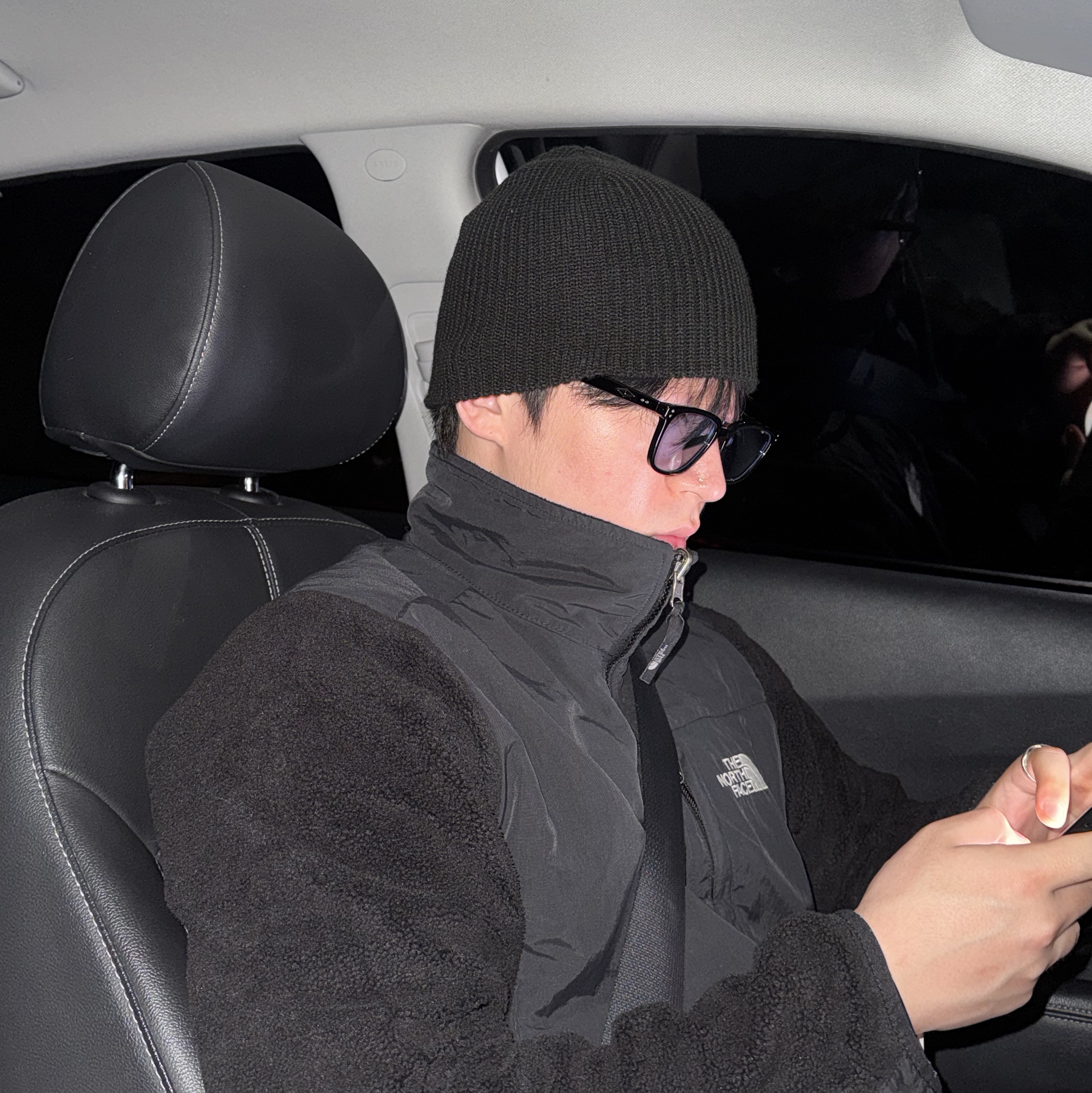 Oakley Session Beanie Blackout 착용 스타일 - 3