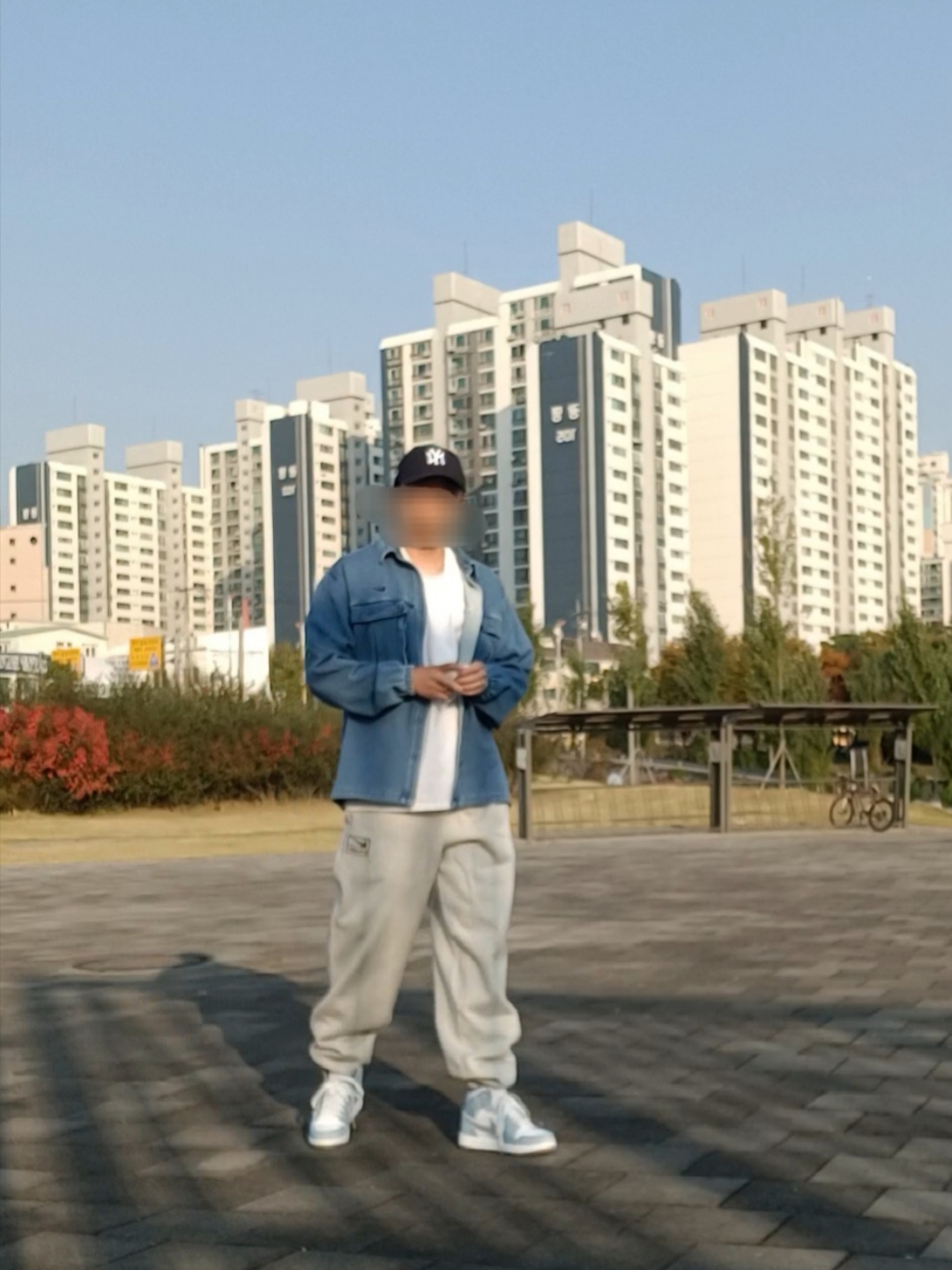 Nike x Drake Nocta Opal Lily Pad Denim Shirt French Blue (FZ3260-486), Nike x Stussy Fleece Pants Grey Heather (FN5231-050) 착용 스타일