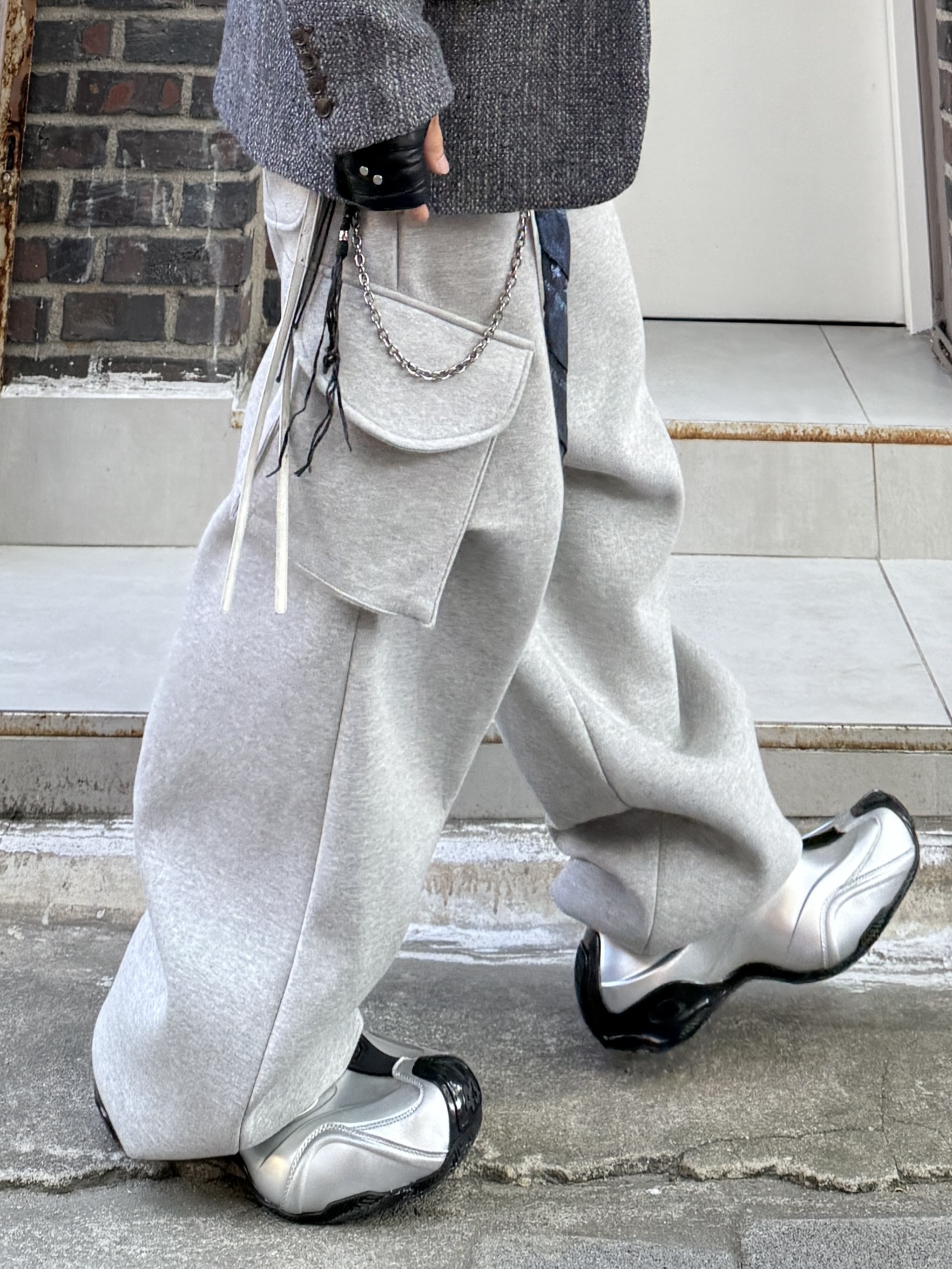 Balenciaga Basketball Sneakers Silver Black, MJD X KOIN SEOUL Wide Cargo Sweat Pants 착용 스타일 - 4