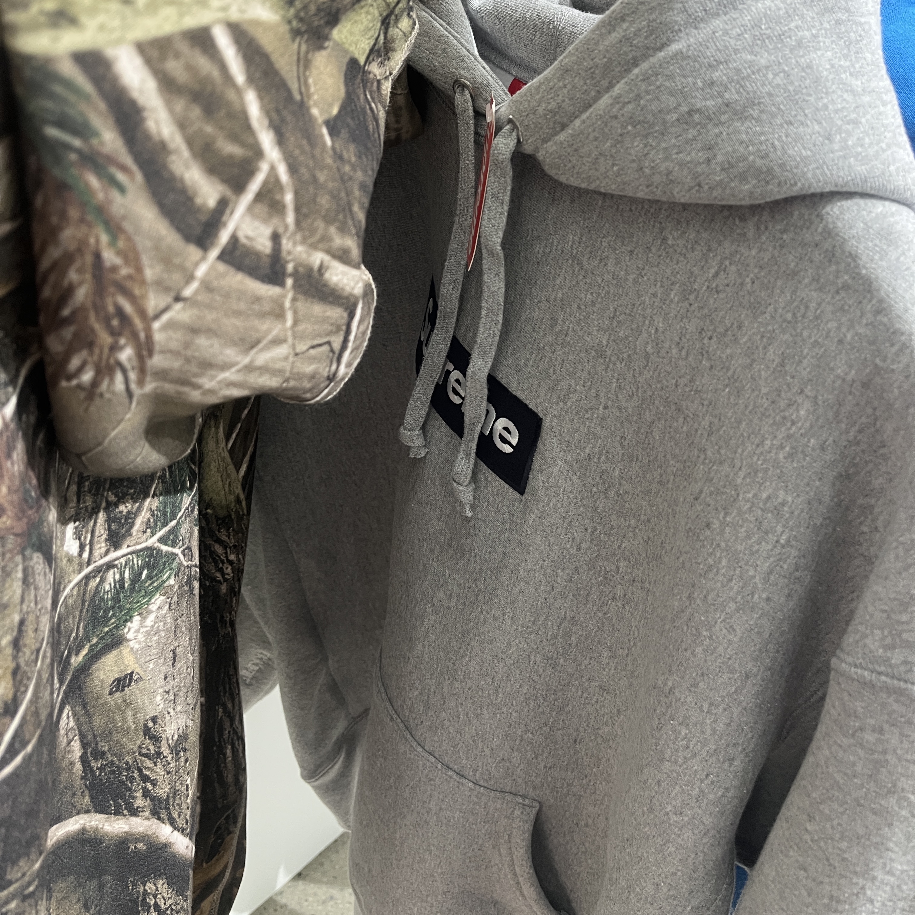 Supreme Box Logo Hooded Sweatshirt Heather Grey - 25FW 착용 스타일