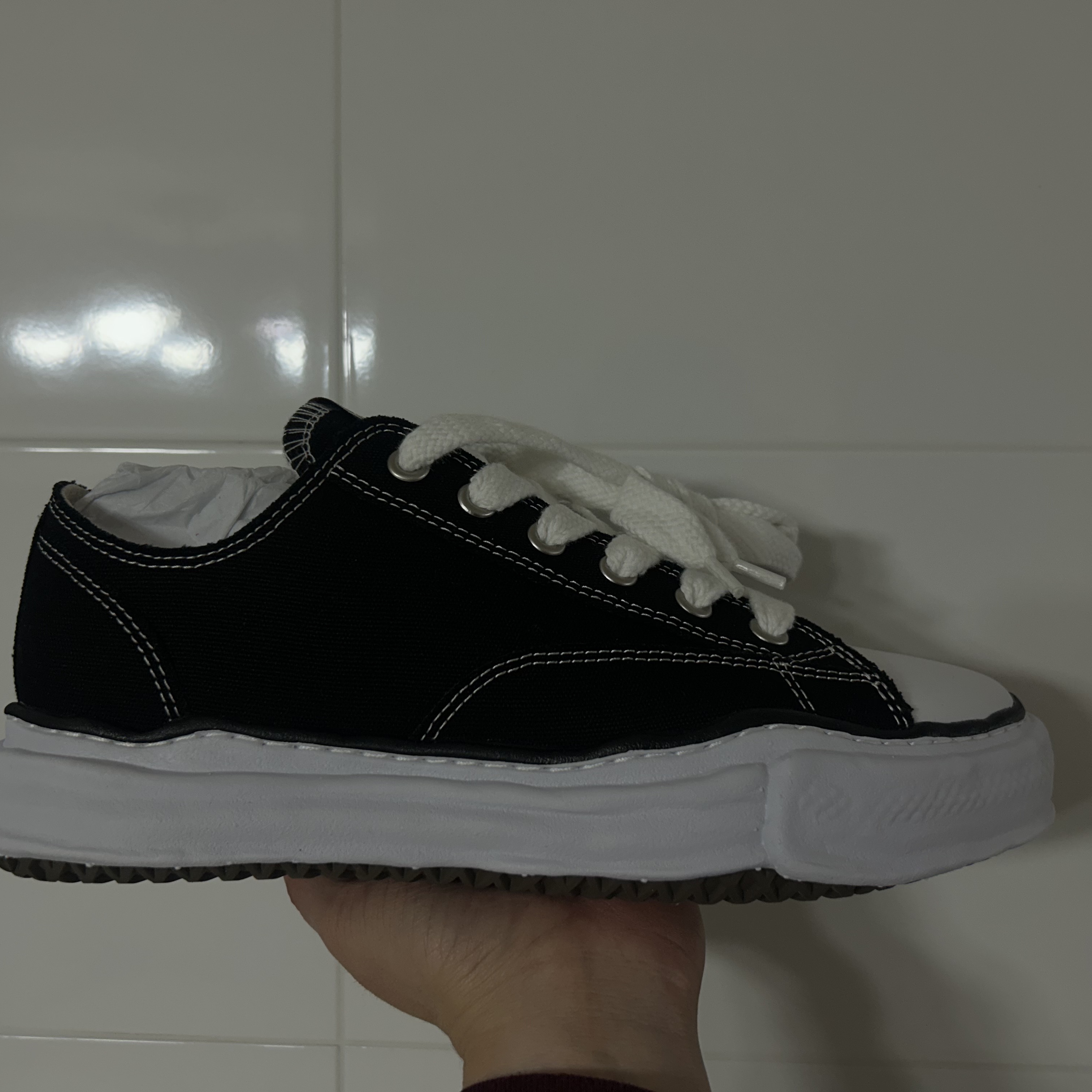 Maison Mihara Yasuhiro Peterson OG Sole Canvas Low Sneakers Black 착용 스타일 - 4