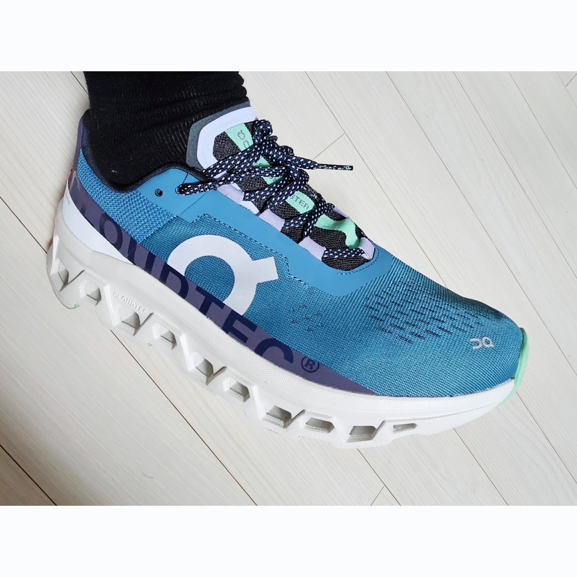 On Running Cloudmonster Dust Vapor 착용 스타일