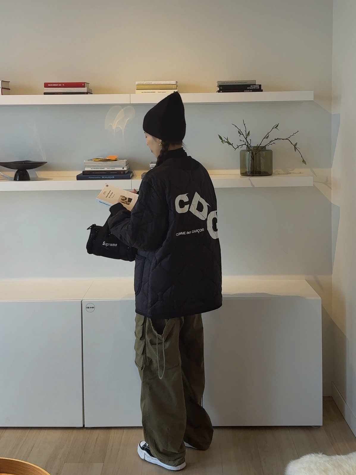 CDG x Alpha Industries Liner Jacket Black, Maison Mihara Yasuhiro Peterson OG Sole Canvas Low Sneakers Black 착용 스타일 - 1