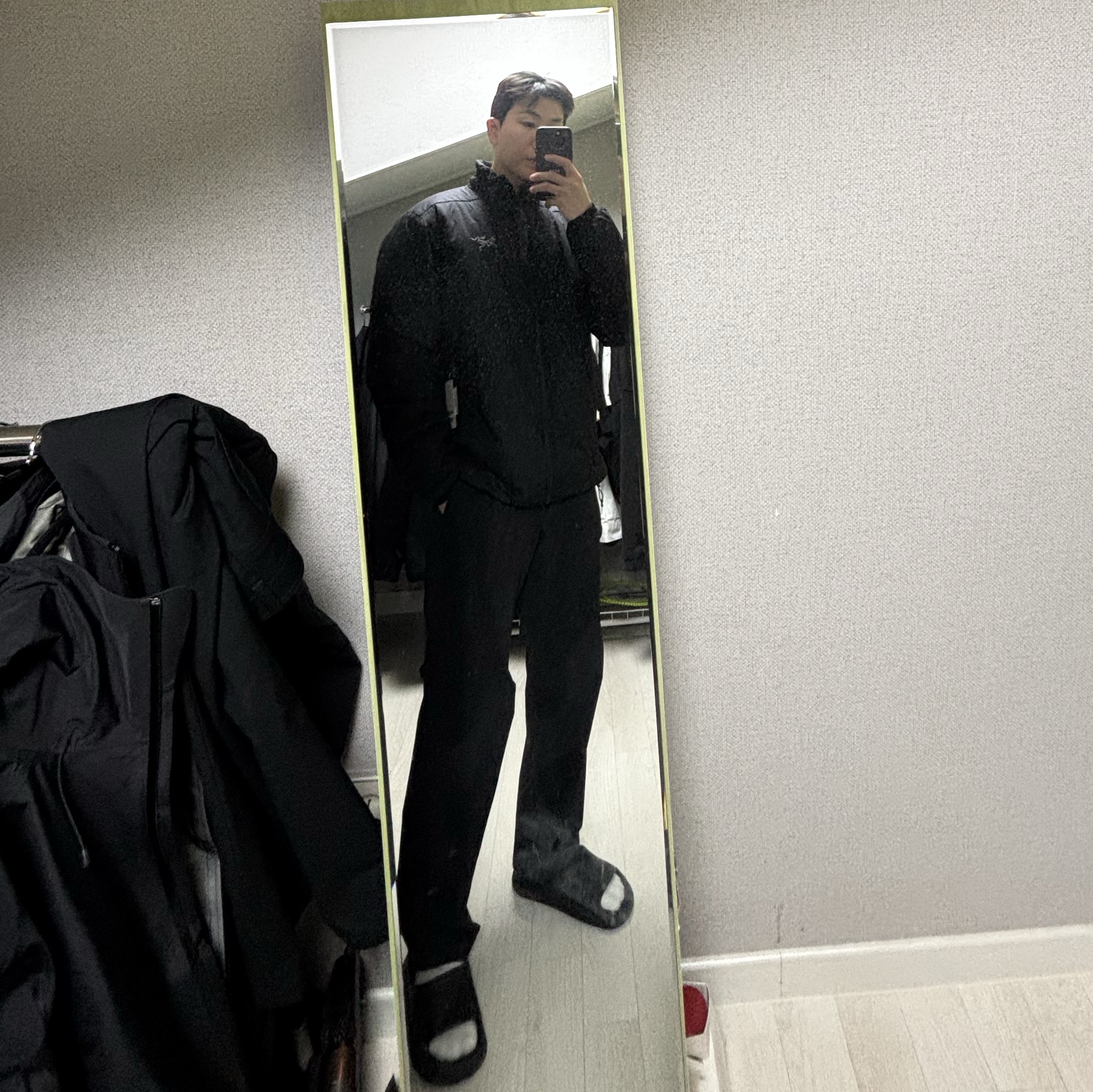 Arc'teryx Atom SV Jacket Black, Arc'teryx Rampart Pants Black 착용 스타일