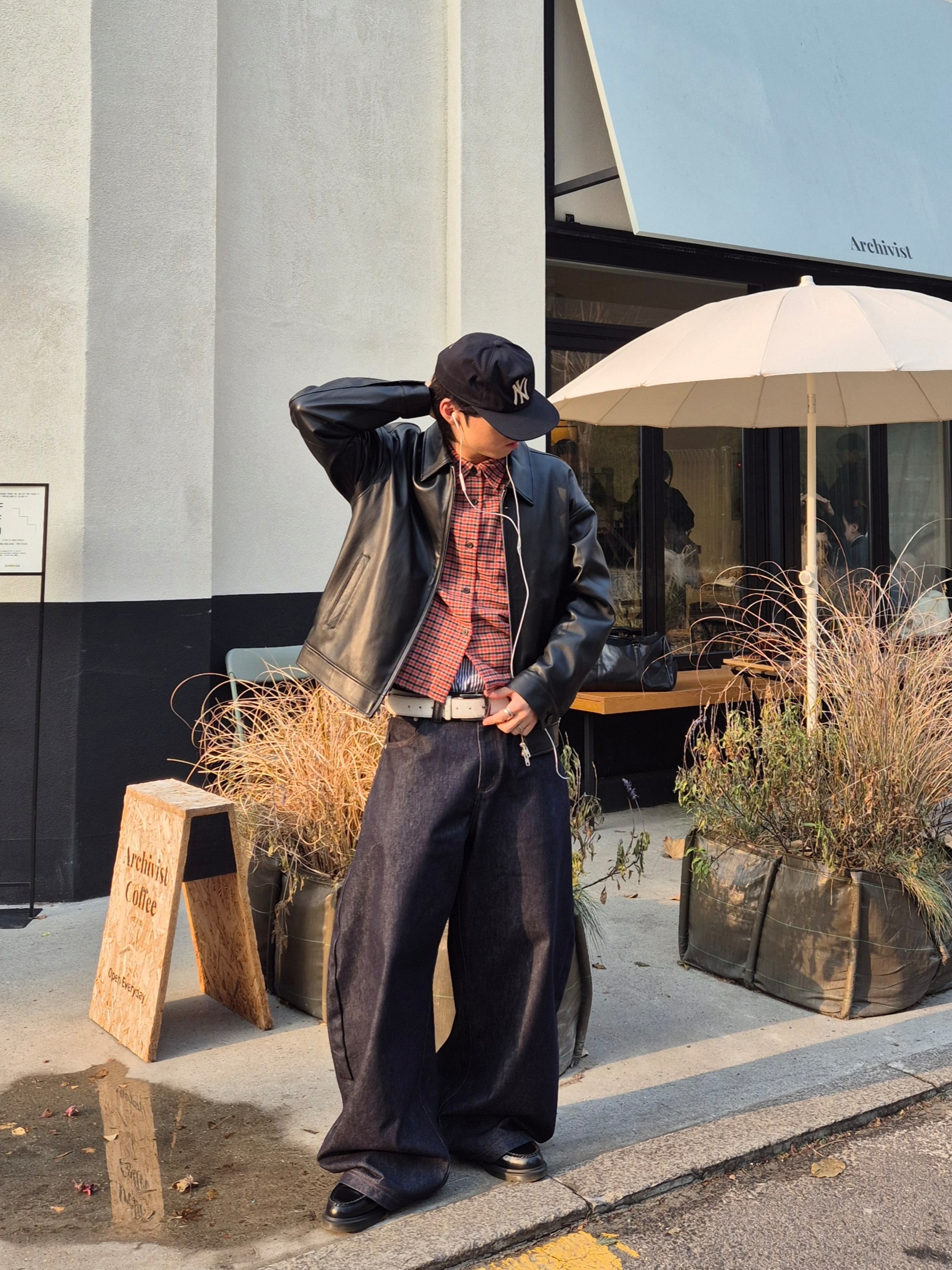 Dr. Martens Adrian Smooth Black 착용 스타일 - 4