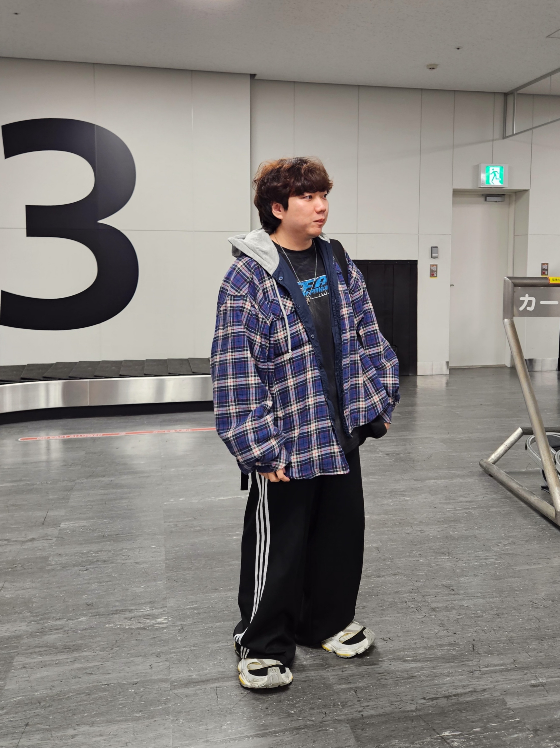 Balenciaga x Adidas Tracksuit Trousers Black 착용 스타일