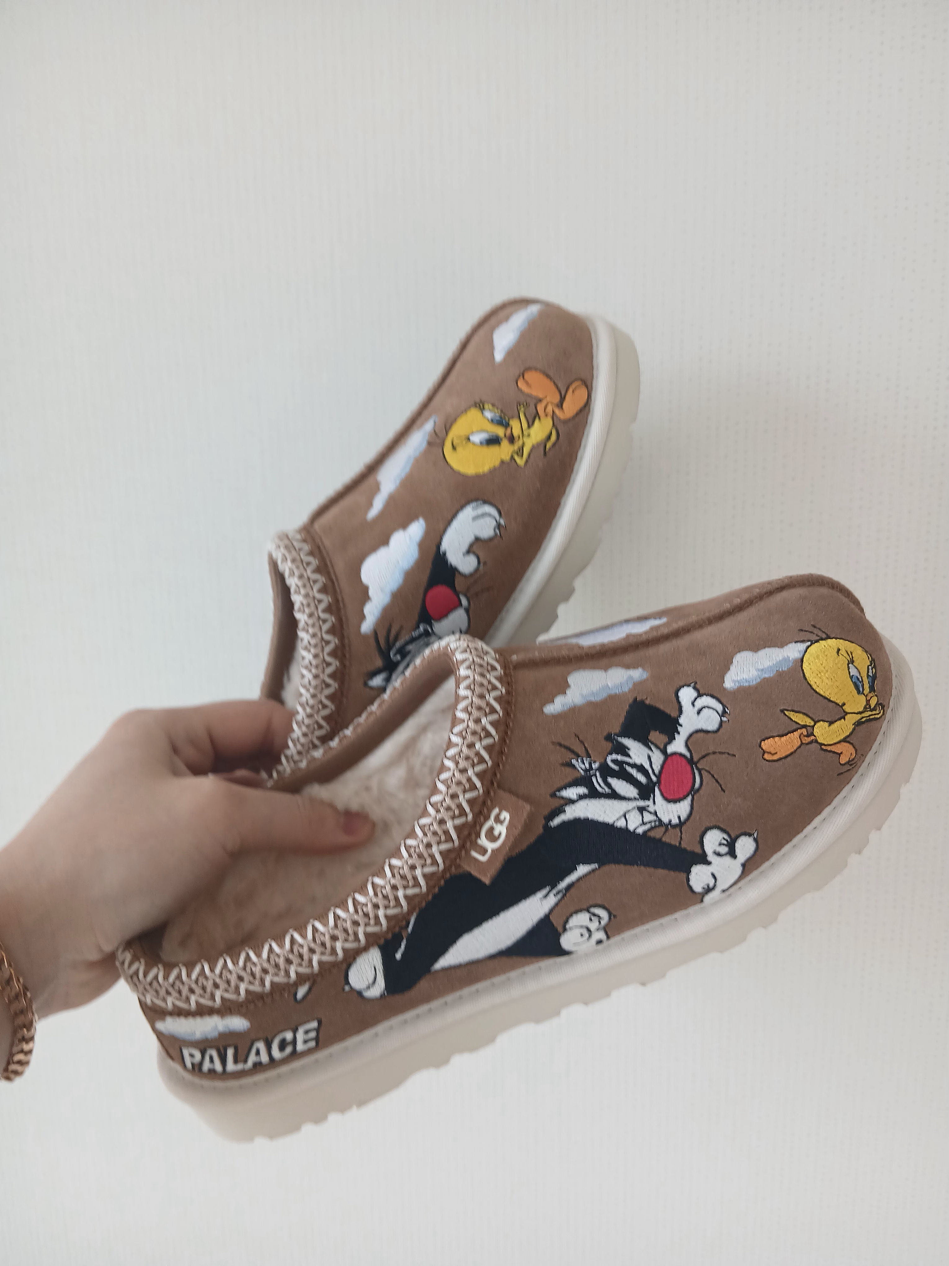 UGG x Palace x Looney Tunes Tasman Slipper Chestnut 착용 스타일 - 1