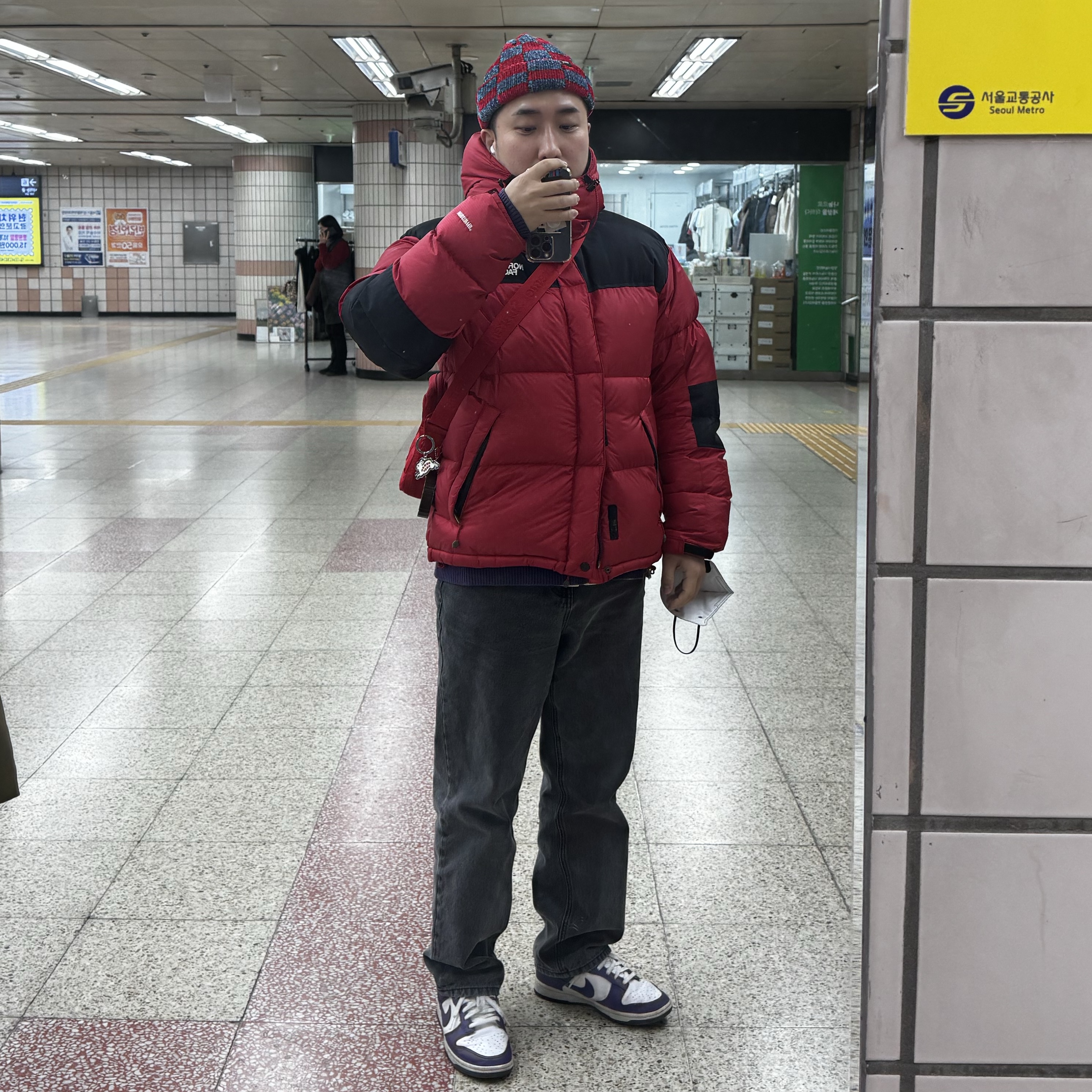 Stussy Crochet Checkered Beanie Red, Supreme Woven Shoulder Bag Red - 23SS 착용 스타일