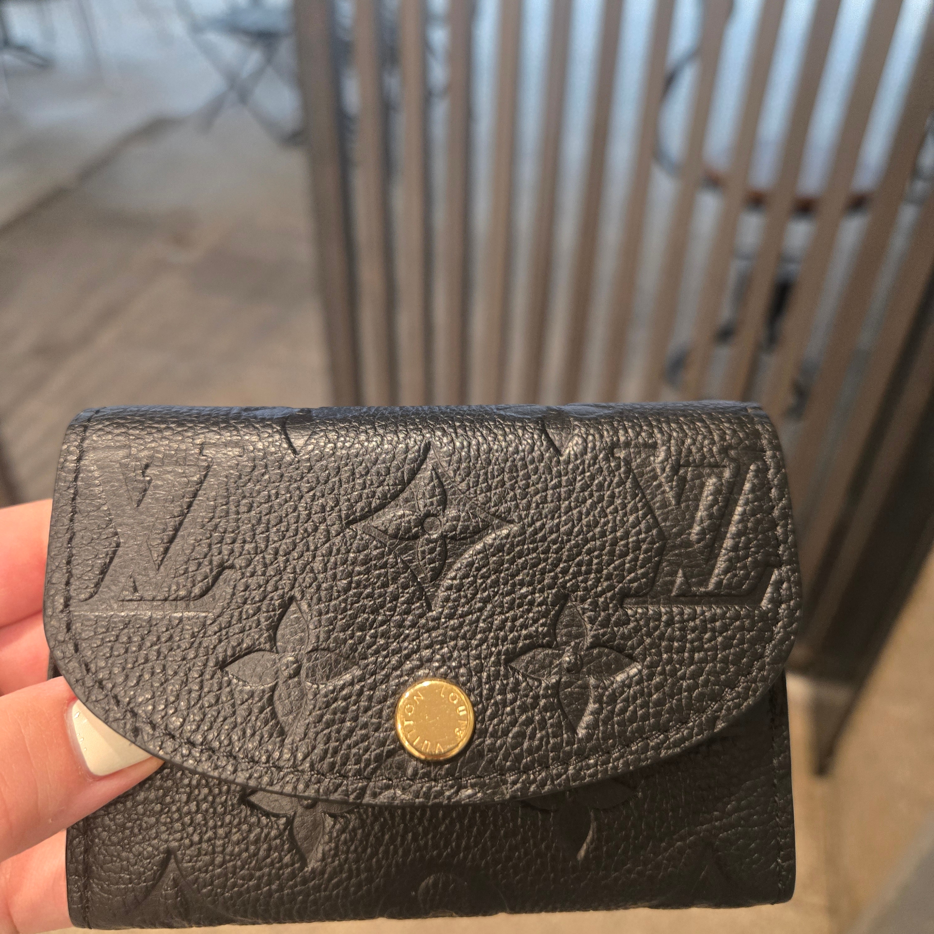 Louis Vuitton Rosalie Coin Purse Monogram Black 착용 스타일 - 1