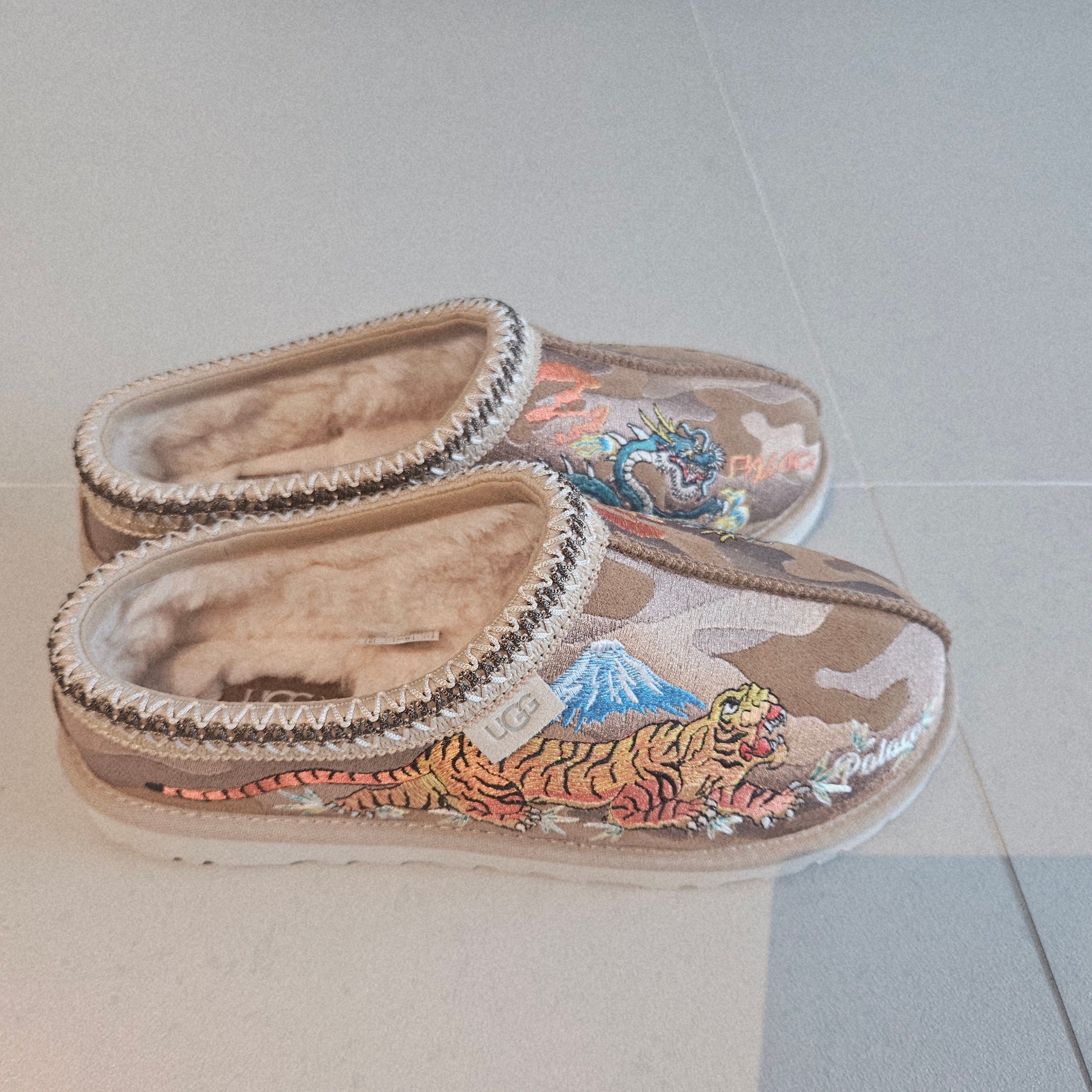 UGG x Palace Tasman Slipper Chestnut Camo 착용 스타일 - 2