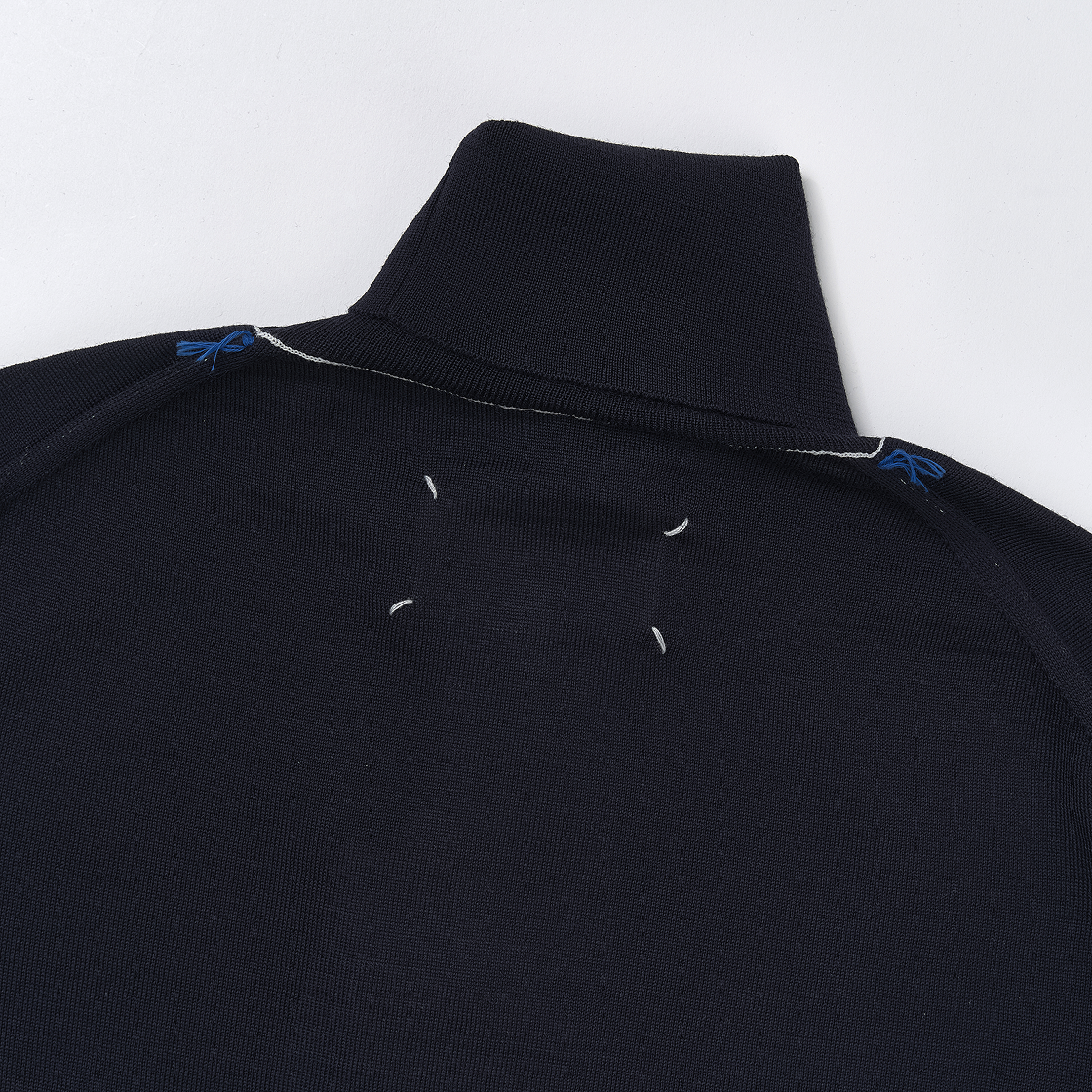 (W) 메종 마르지엘라 워크 인 프로그레스 하이넥 스웨터 네이비((W) Maison Margiela Work In Progress High-Neck Sweater Navy) - 3