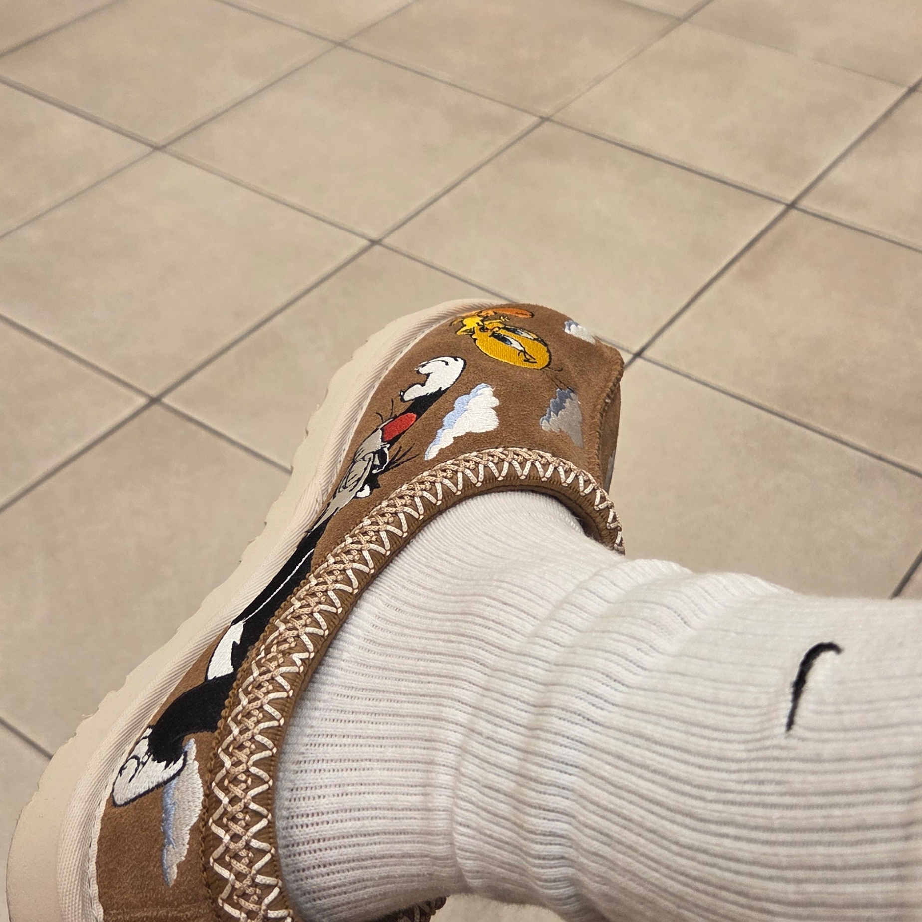 UGG x Palace x Looney Tunes Tasman Slipper Chestnut 착용 스타일