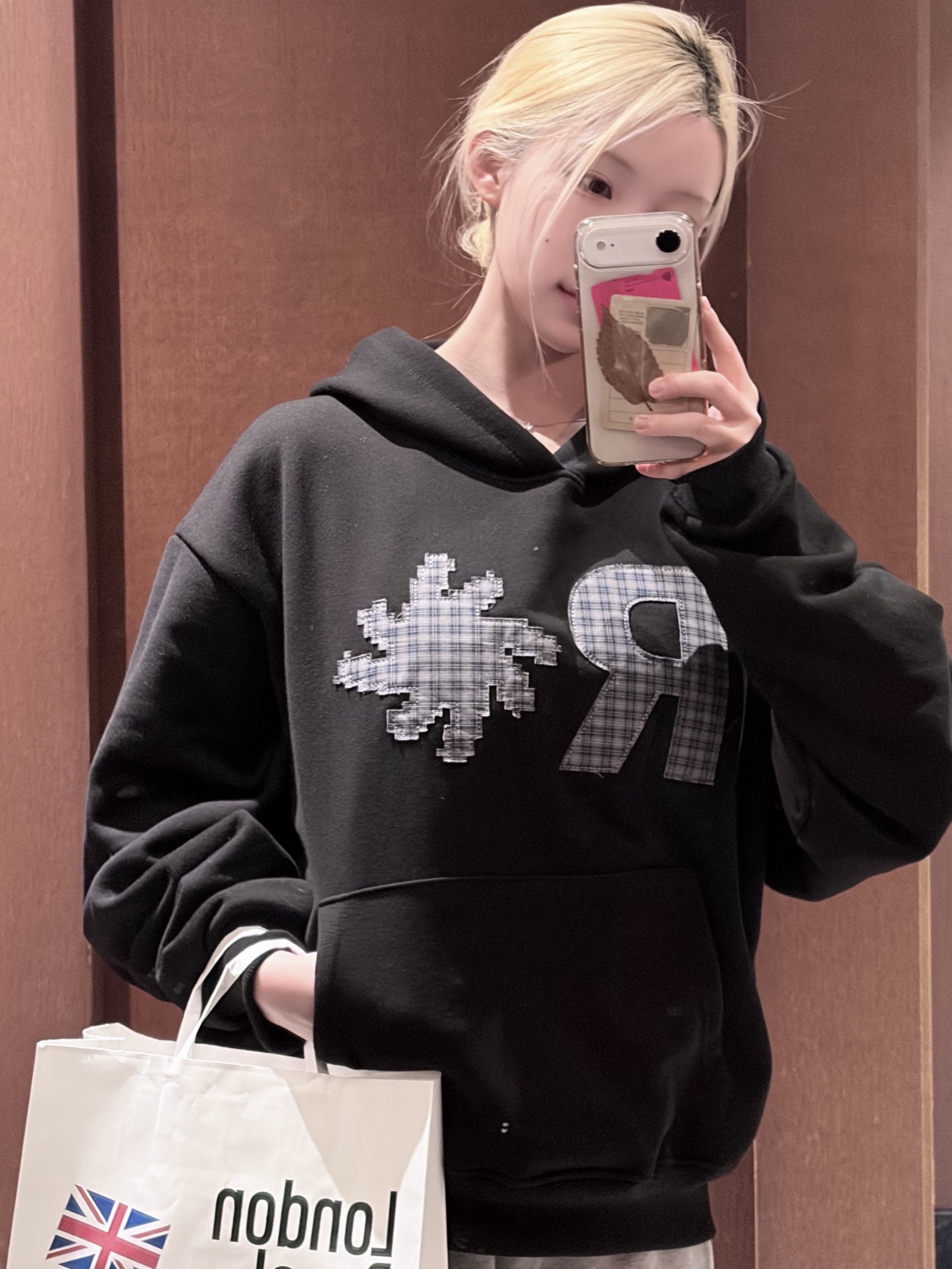 SLOW RECORD HOUSE Check Patch Hoodie Black 착용 스타일 - 4