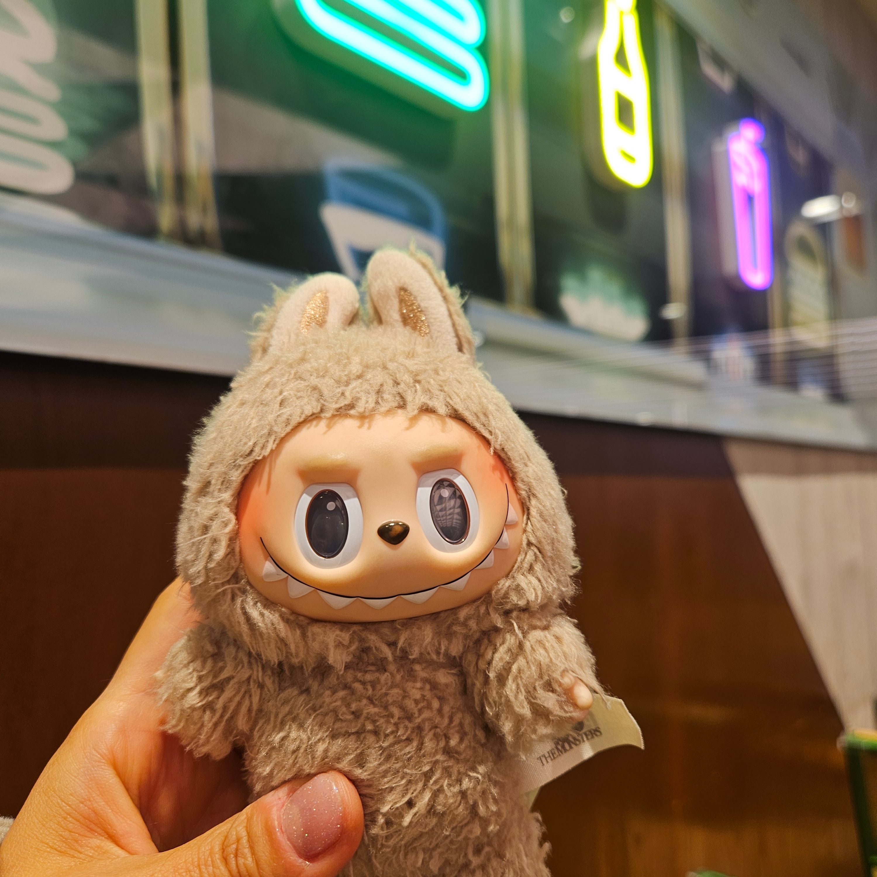 Pop Mart Labubu The Monsters Labubu Tasty Macarons Series Toffe Keyring (Opened Case) 착용 스타일 - 3