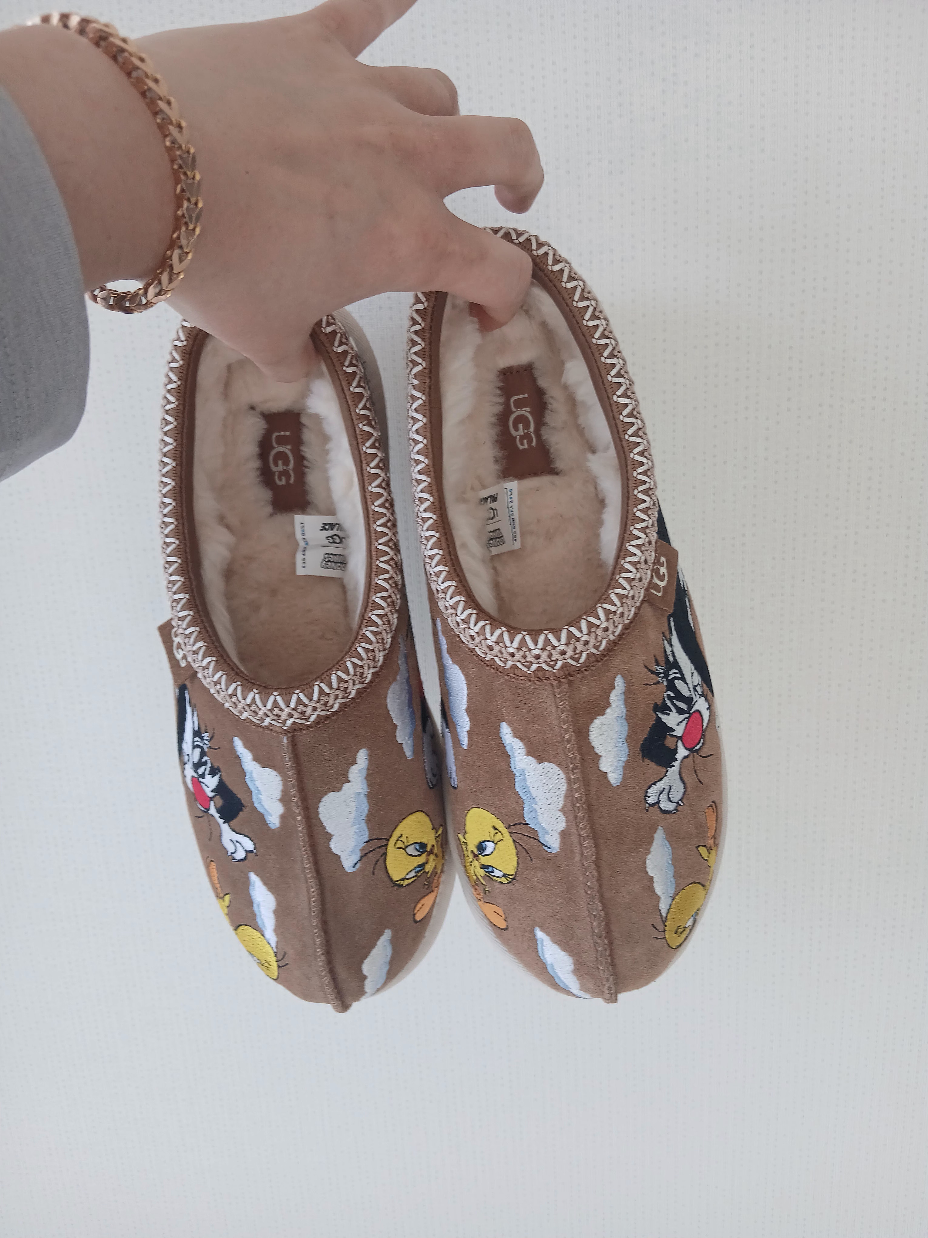 UGG x Palace x Looney Tunes Tasman Slipper Chestnut 착용 스타일 - 4