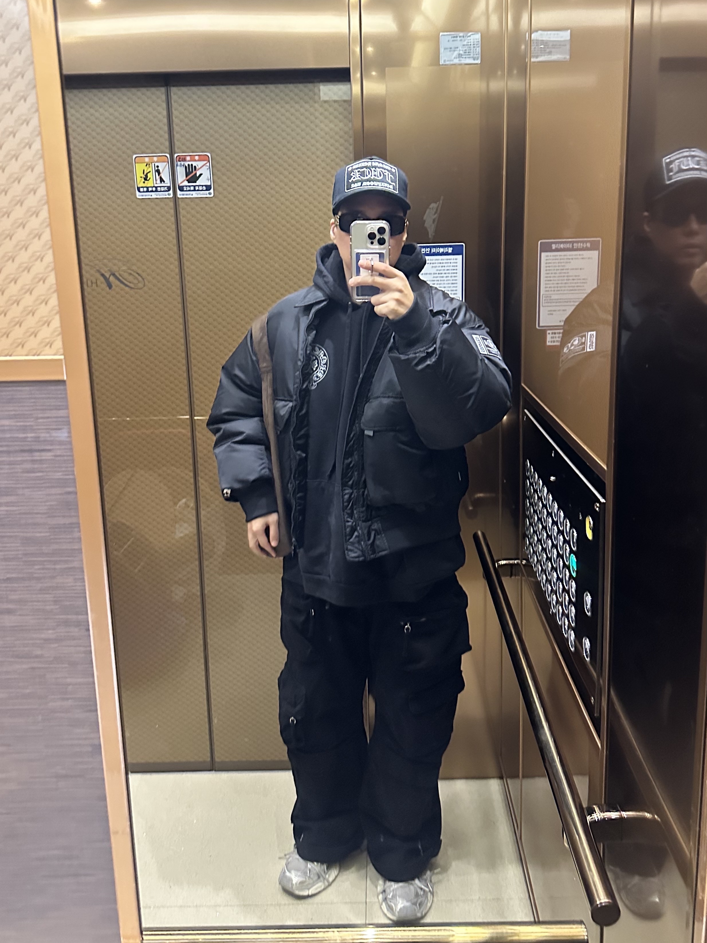 Chrome Hearts Fuck Hollywood Trucker Hat Black, Chrome Hearts Silver Glitter Hoodie Black 착용 스타일