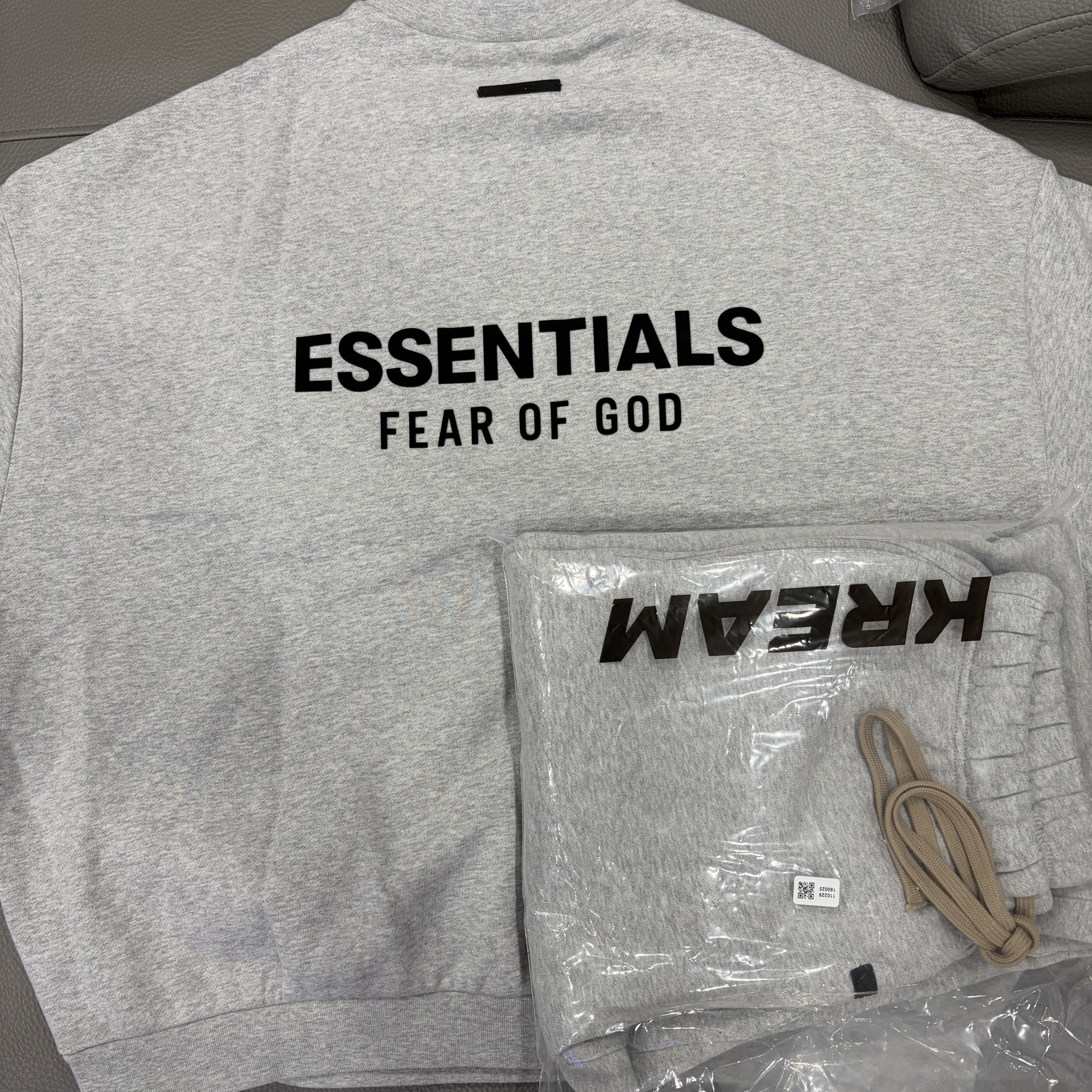 Essentials Fleece Crewneck Light Heather Grey - 24FW, Essentials Fleece Essential Sweatpant Light Heather Grey - 24FW 착용 스타일