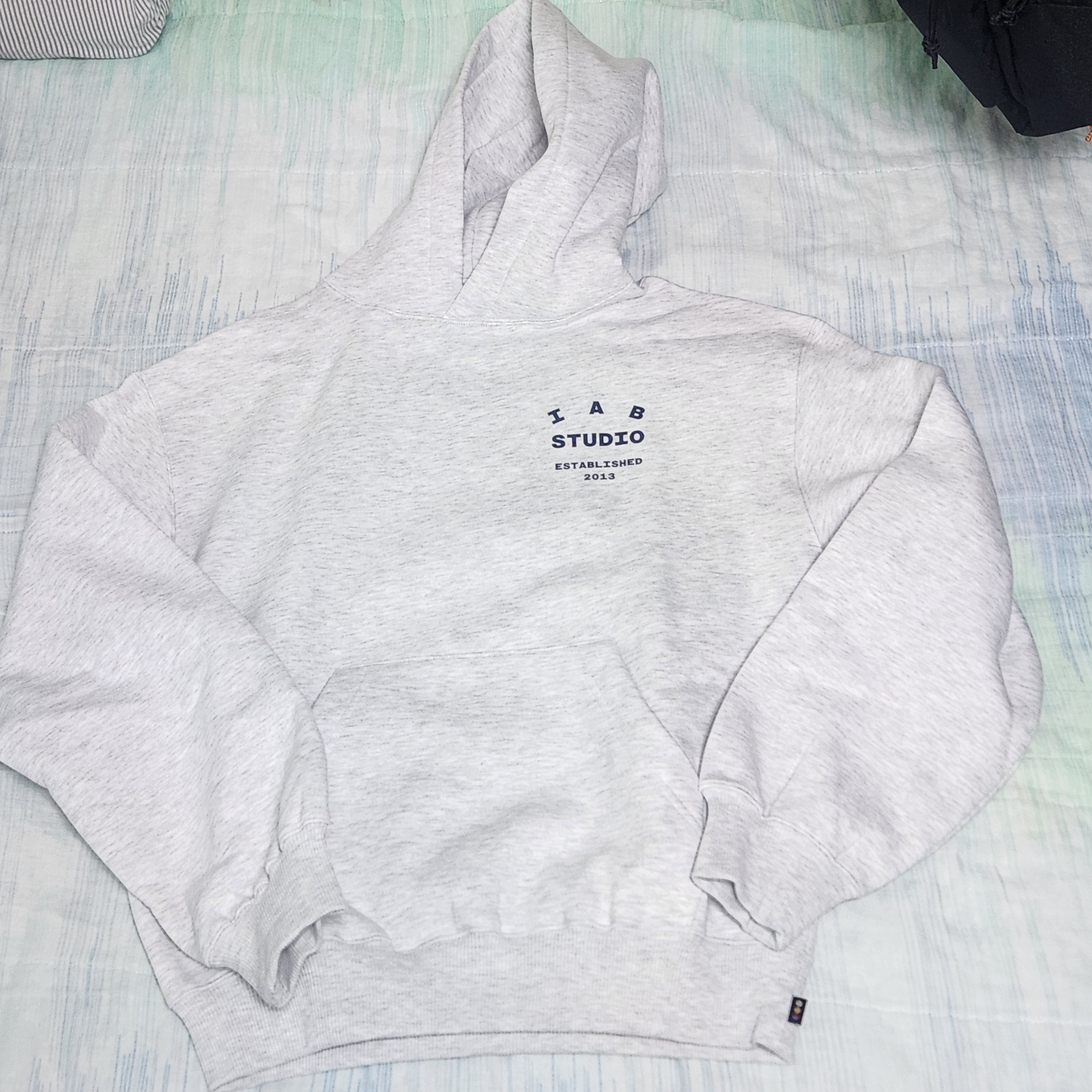 IAB Studio 25 Hoodie Light Gray Navy 착용 스타일