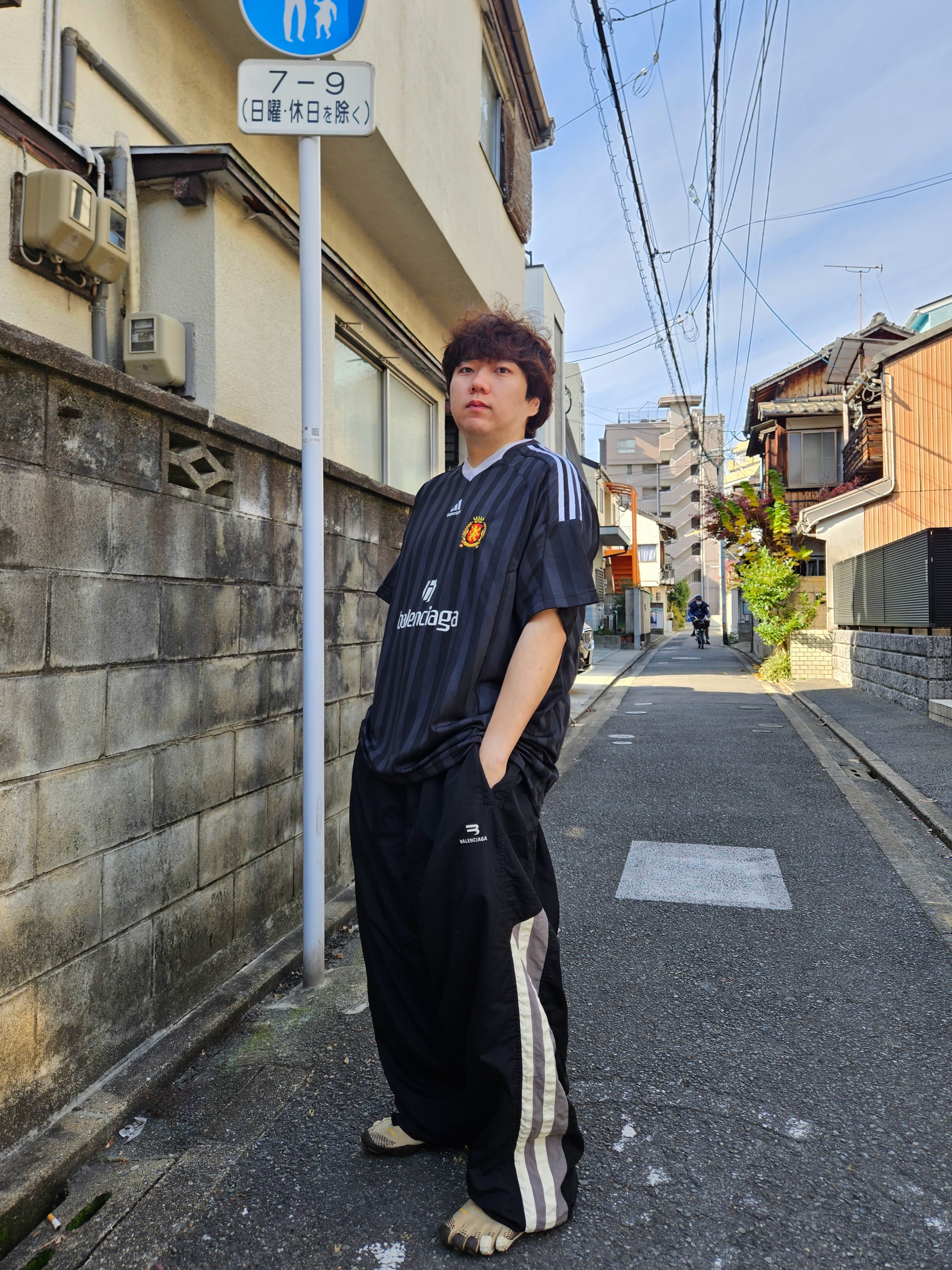 Balenciaga x Adidas Oversized Football T-Shirt Black 착용 스타일
