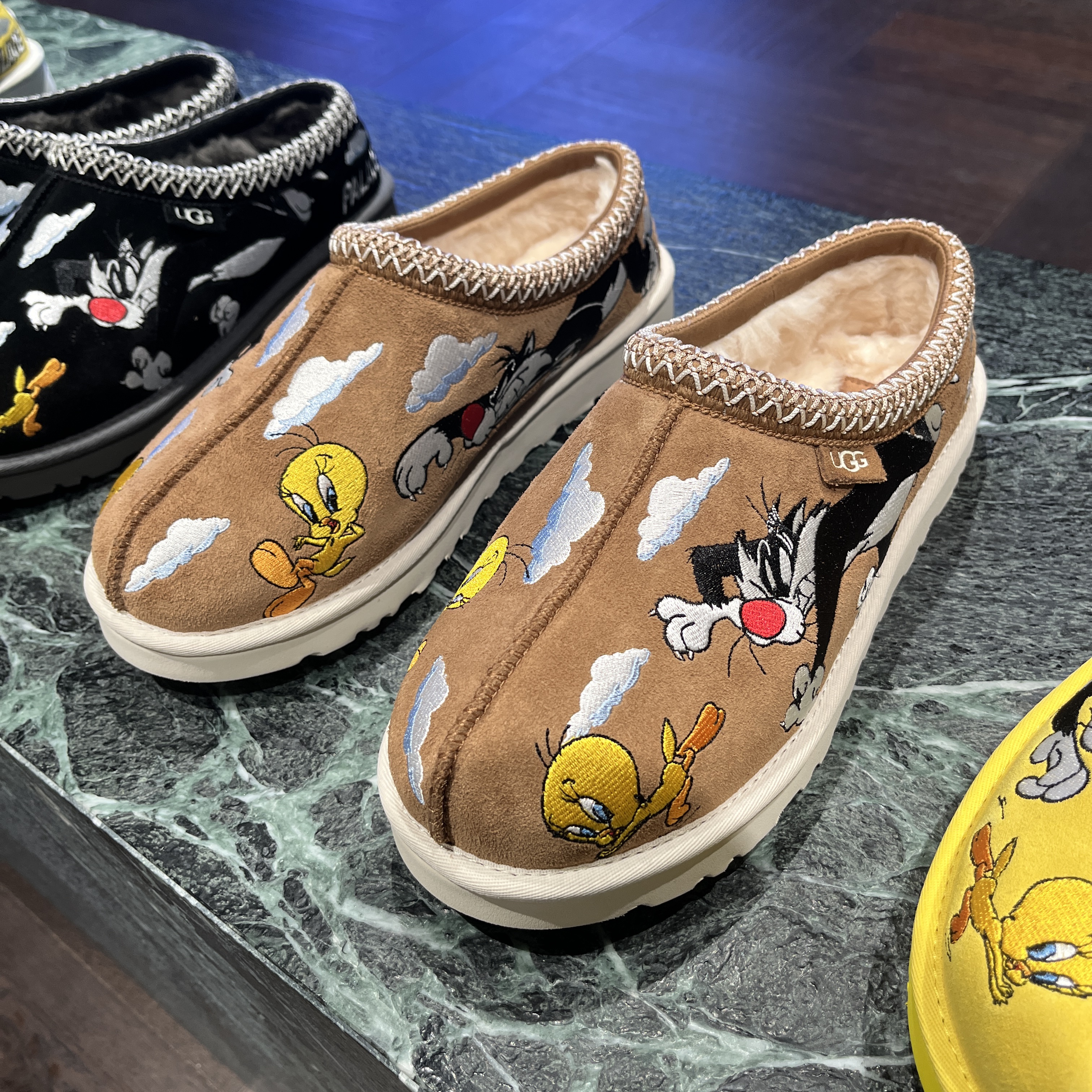UGG x Palace x Looney Tunes Tasman Slipper Chestnut 착용 스타일