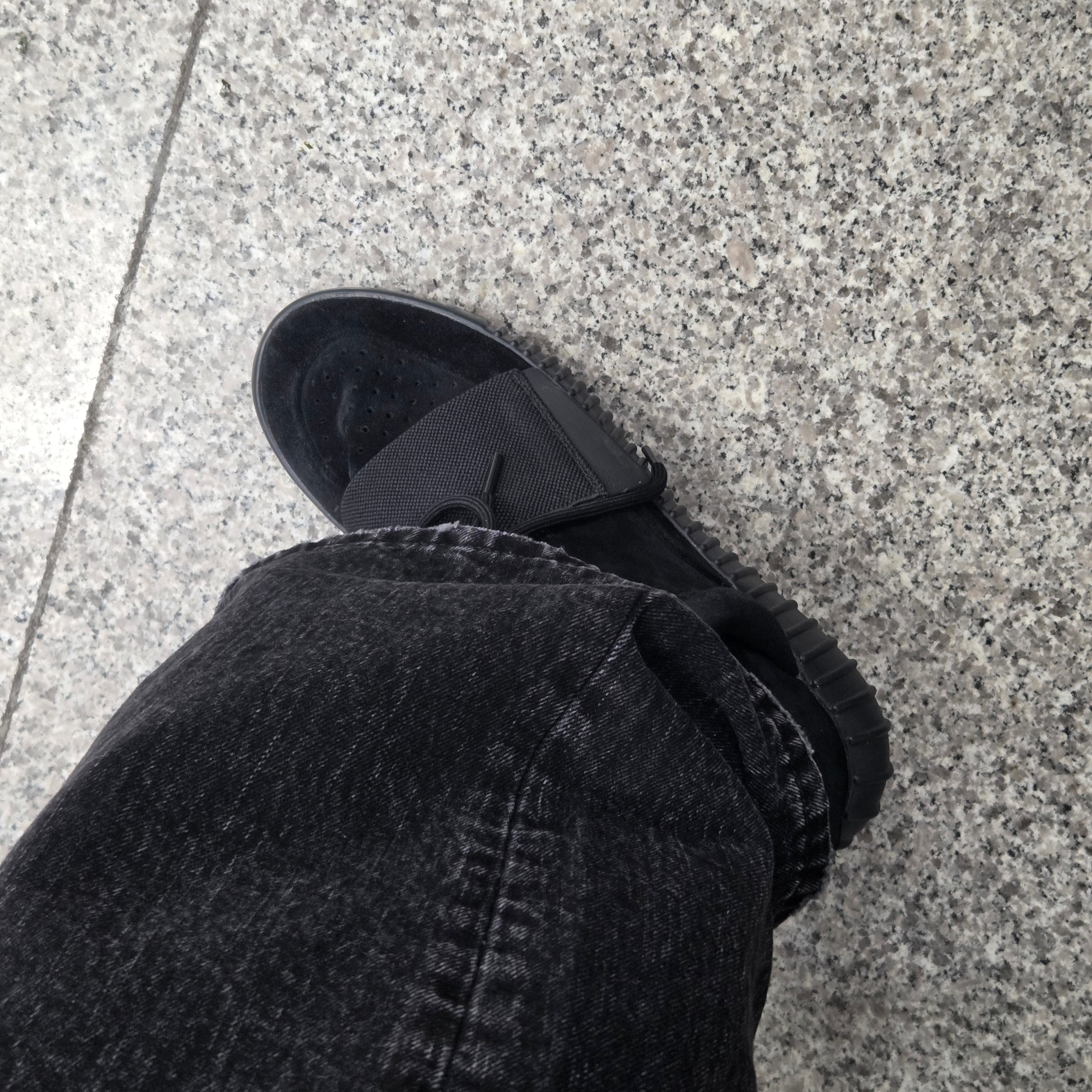 Adidas Yeezy Boost 750 Triple Black 착용 스타일