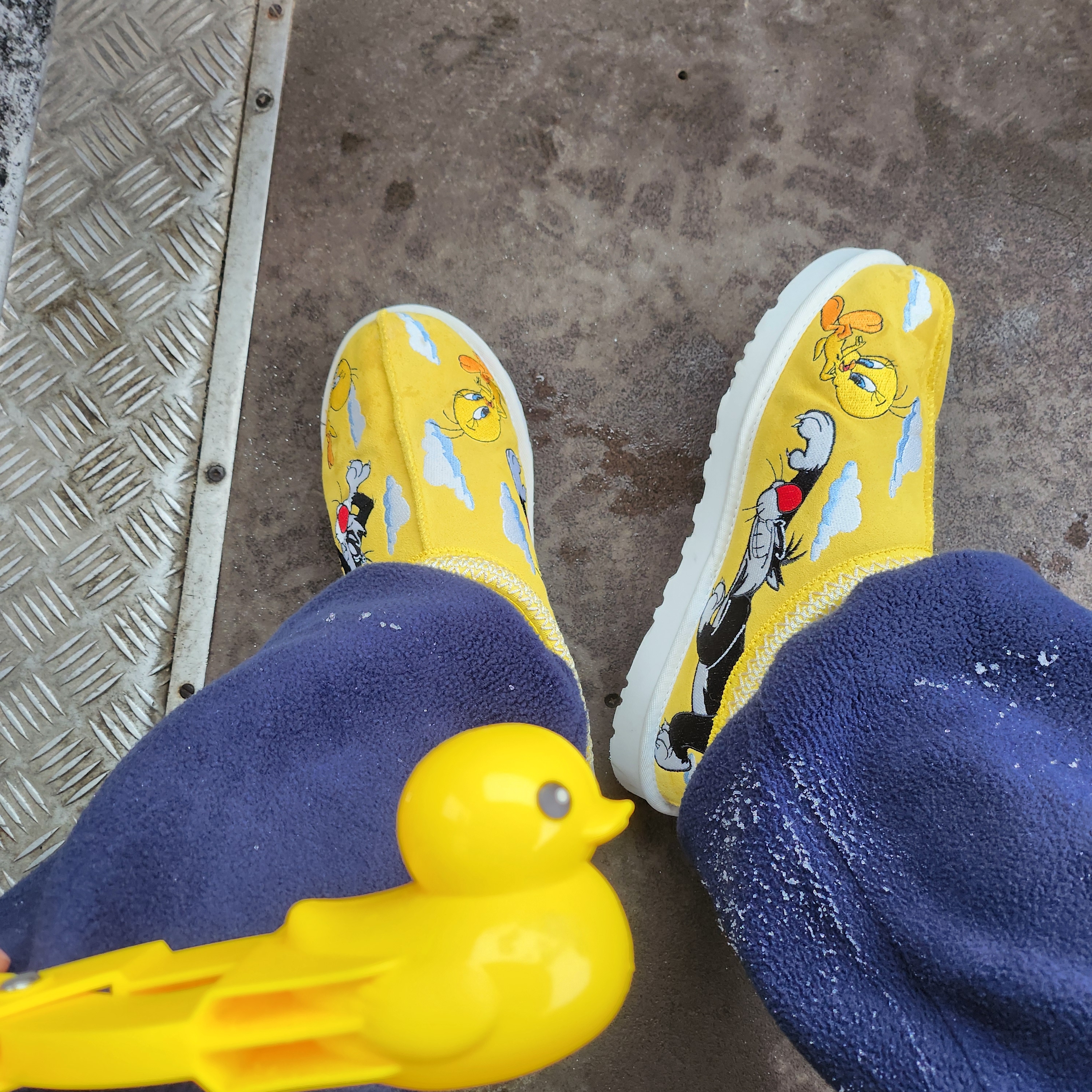 UGG x Palace x Looney Tunes Tasman Slipper Yellow 착용 스타일 - 1