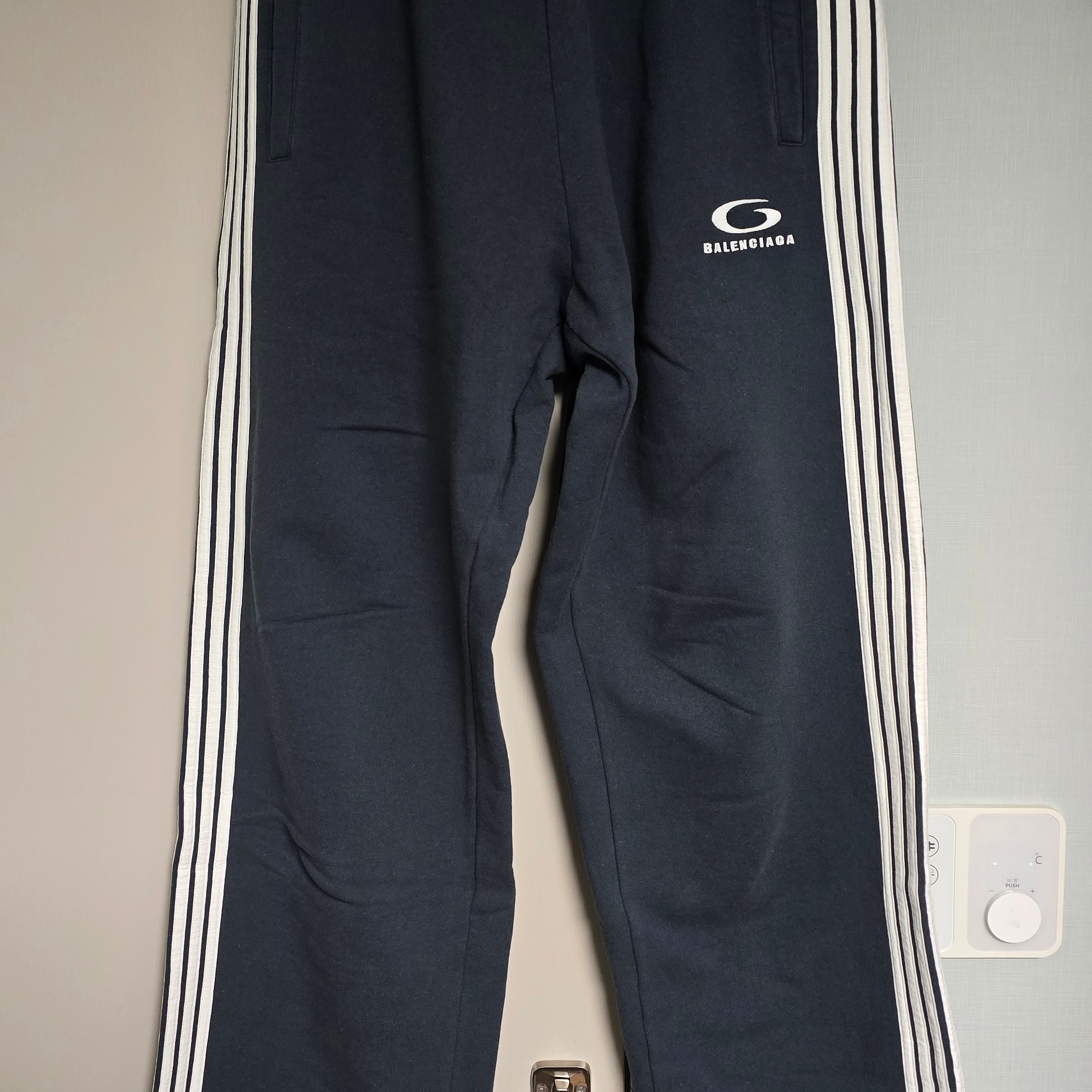 Balenciaga Loop Sports Icon Baggy Sweatpants Navy White 착용 스타일 - 1