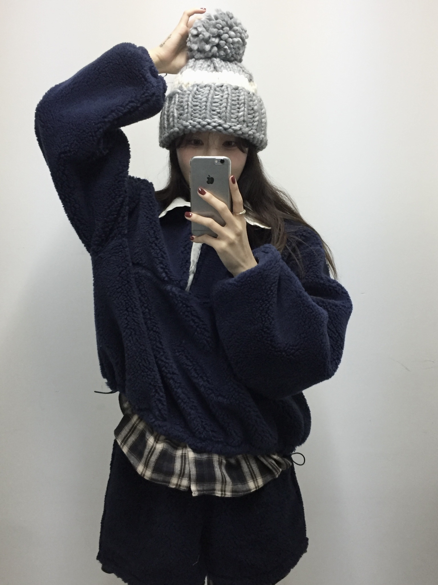 (W) UGG Classic Short II Boots Grey 착용 스타일 - 2